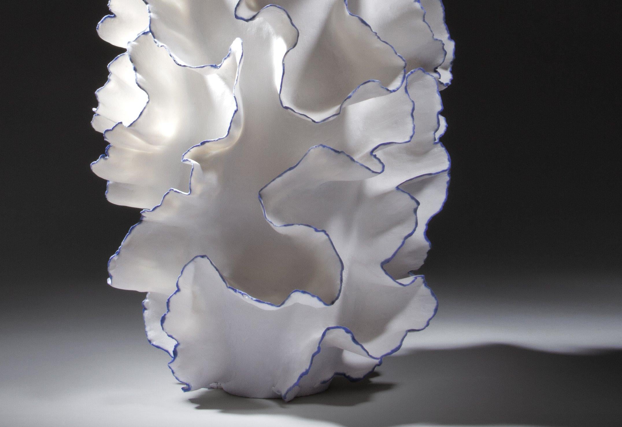 Sculpture abstraite flottante blanche et bleue à volants, Sandra Davolio Neuf - En vente à New York, NY