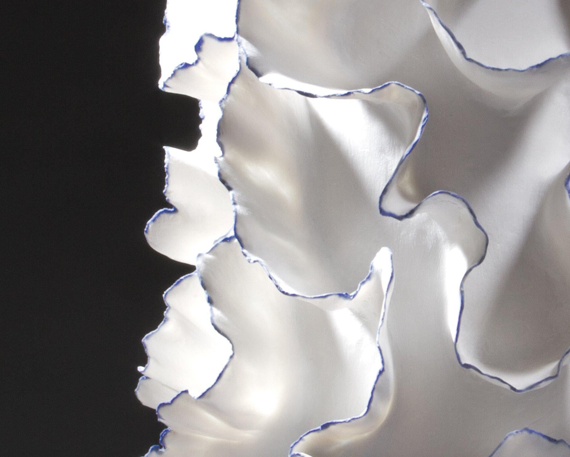 XXIe siècle et contemporain Sculpture abstraite flottante blanche et bleue à volants, Sandra Davolio en vente