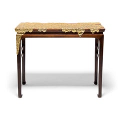 Tavolo con borchie "Flowing Gold" di Brian Stanziale