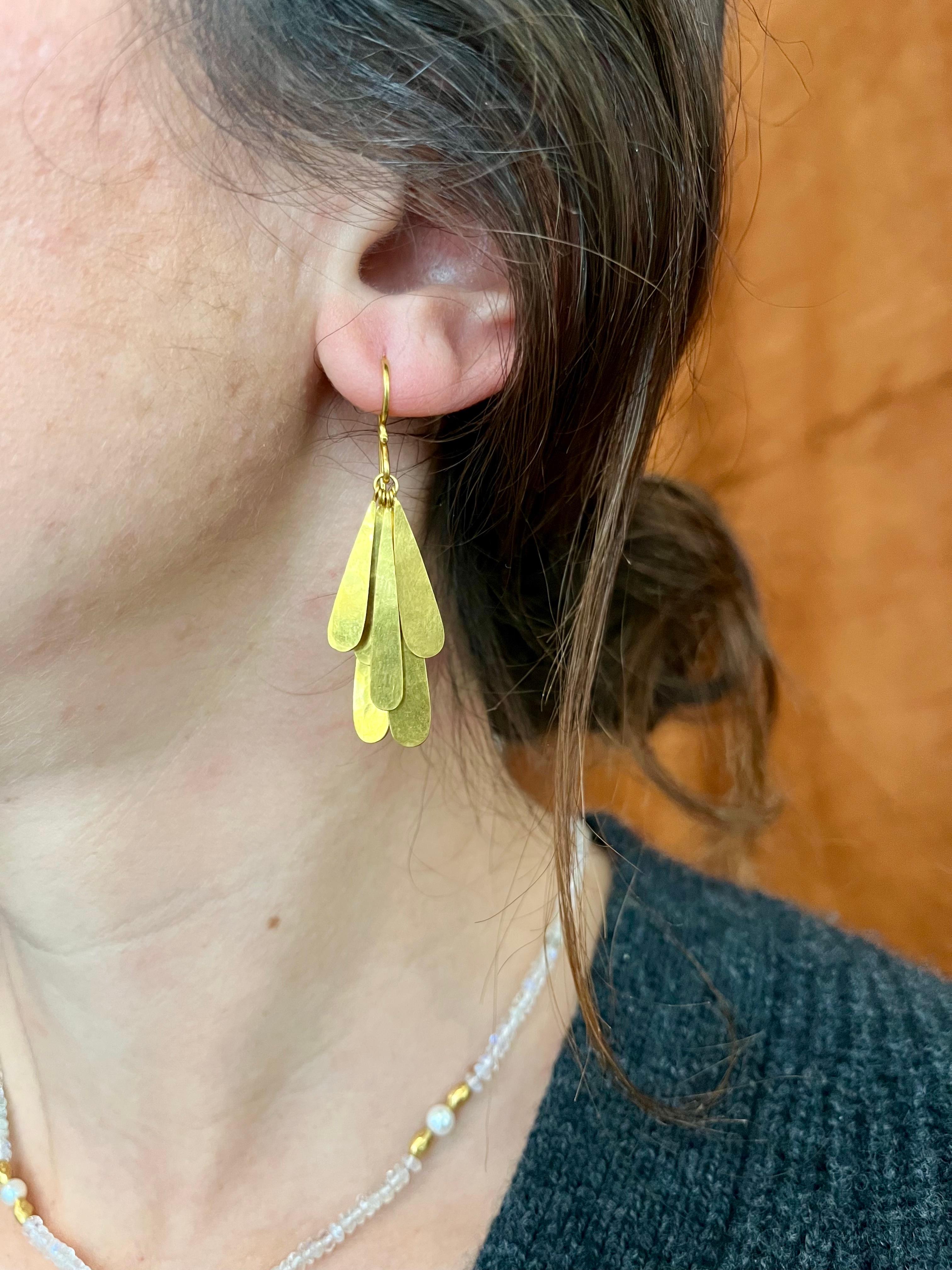 Artigiano Orecchini pendenti a forma di petalo in oro giallo 22K di Bracken Jewell in vendita