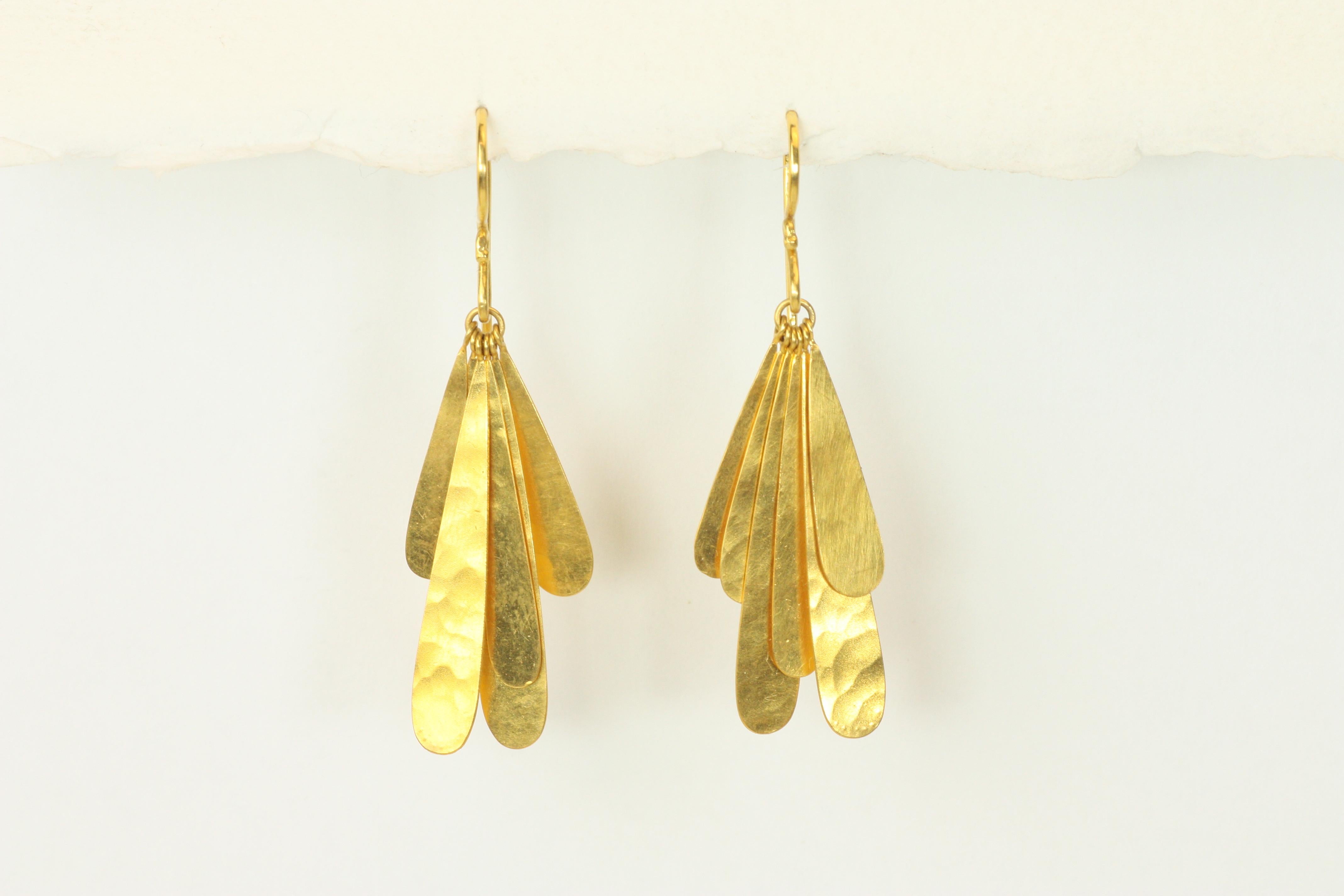 Orecchini pendenti a forma di petalo in oro giallo 22K di Bracken Jewell In condizioni Nuovo in vendita a Santa Monica, CA