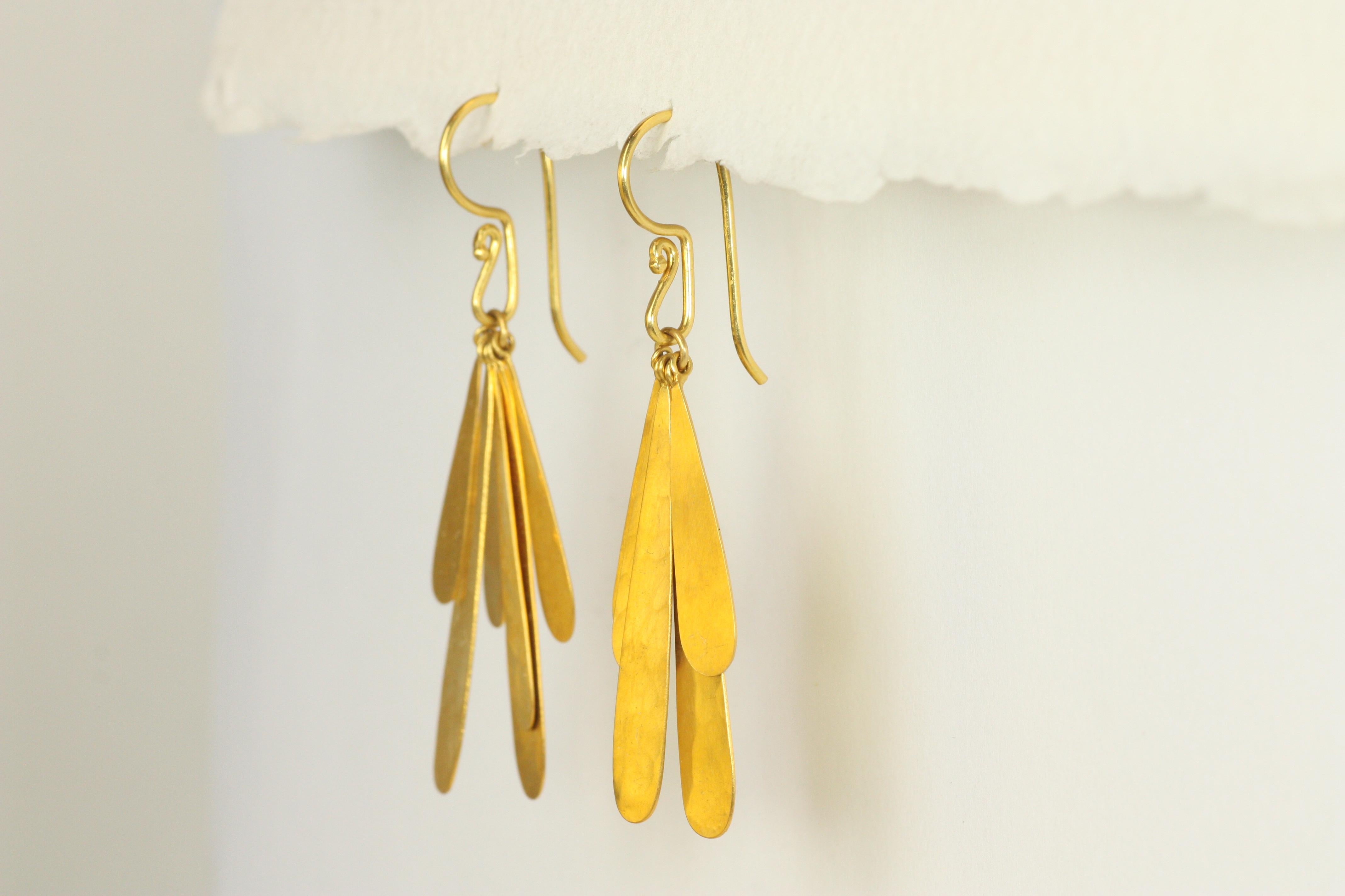 Donna Orecchini pendenti a forma di petalo in oro giallo 22K di Bracken Jewell in vendita