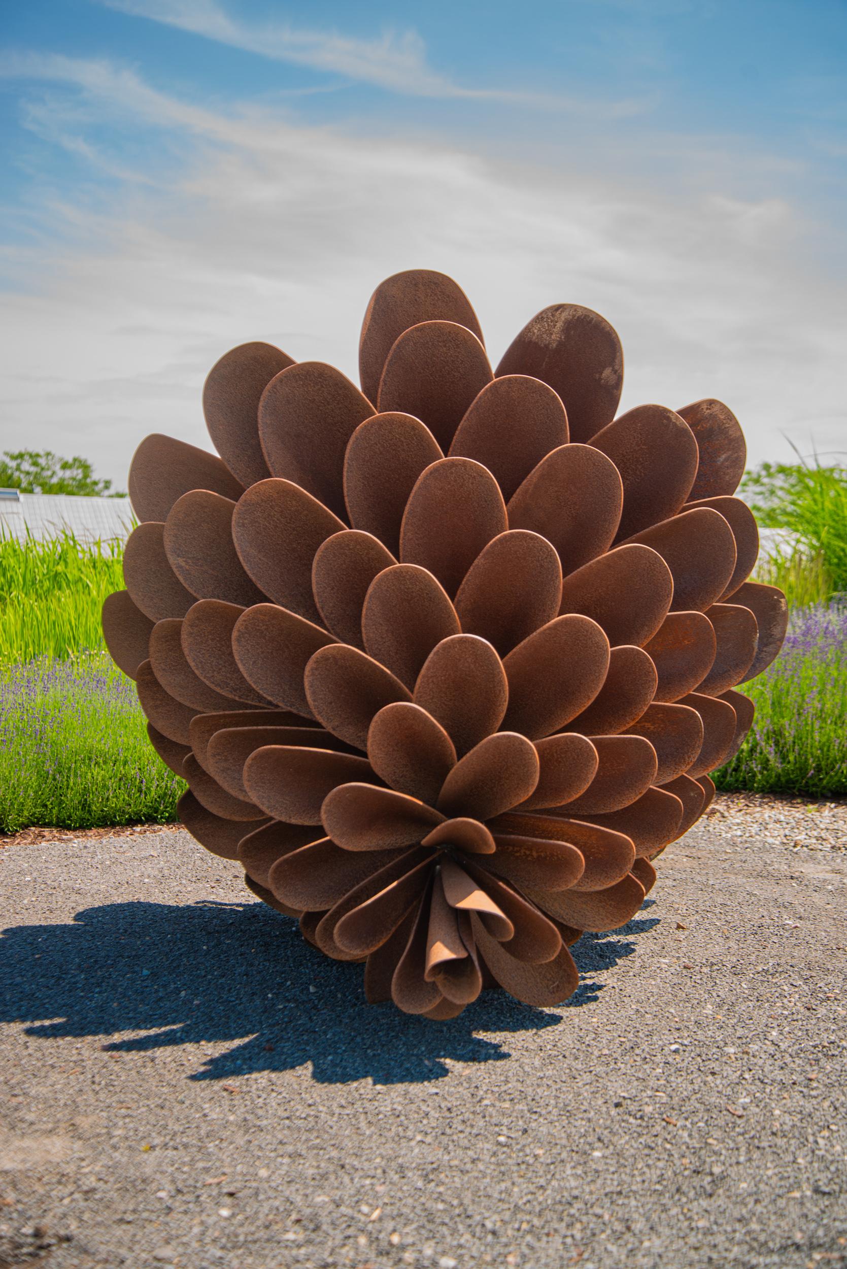 Las grandes esculturas de piñas de Floyd Elzinga se han convertido en clásicos queridos y coleccionados que ahora adornan muchos lugares públicos del país. El artista canadiense ha adquirido fama de magnífico artesano: cada piña está forjada a mano;