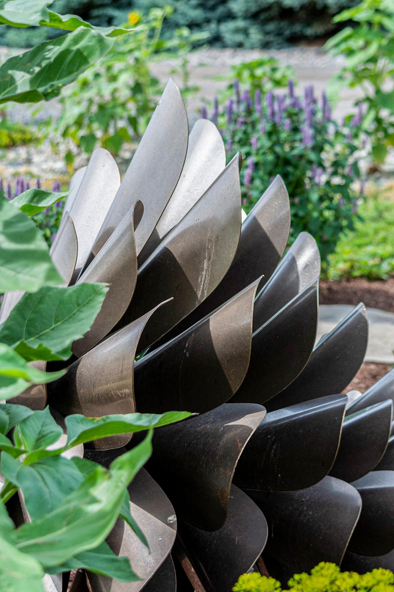 Classic Pine Cone 25-027 - zeitgenössische Skulptur aus Edelstahl für den Außenbereich – Sculpture von Floyd Elzinga