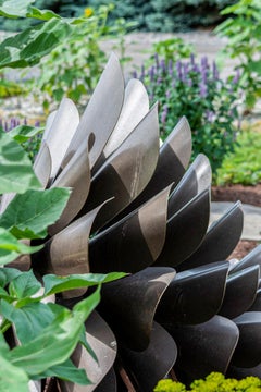 Classic Pine Cone 25-027 - sculpture contemporaine en acier inoxydable pour l'extérieur