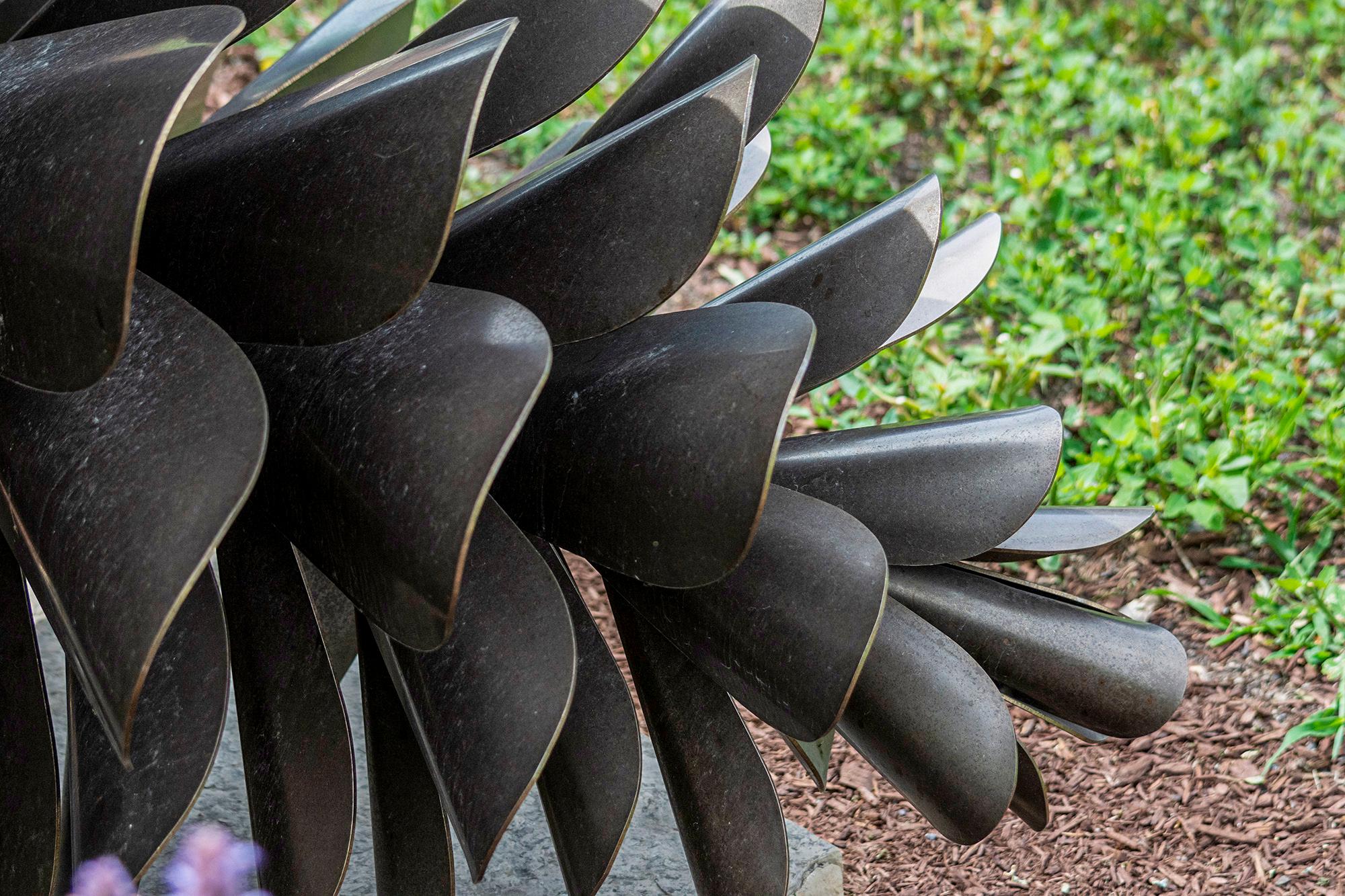 Classic Pine Cone 25-027 - zeitgenössische Skulptur aus Edelstahl für den Außenbereich (Zeitgenössisch), Sculpture, von Floyd Elzinga