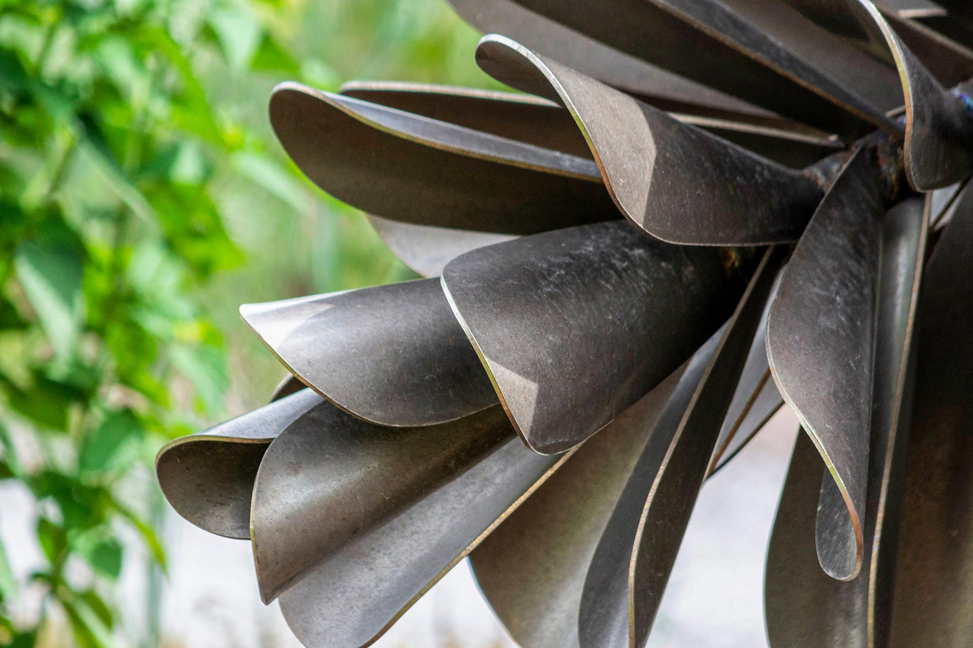 Classic Pine Cone 25-027 - zeitgenössische Skulptur aus Edelstahl für den Außenbereich (Schwarz), Still-Life Sculpture, von Floyd Elzinga