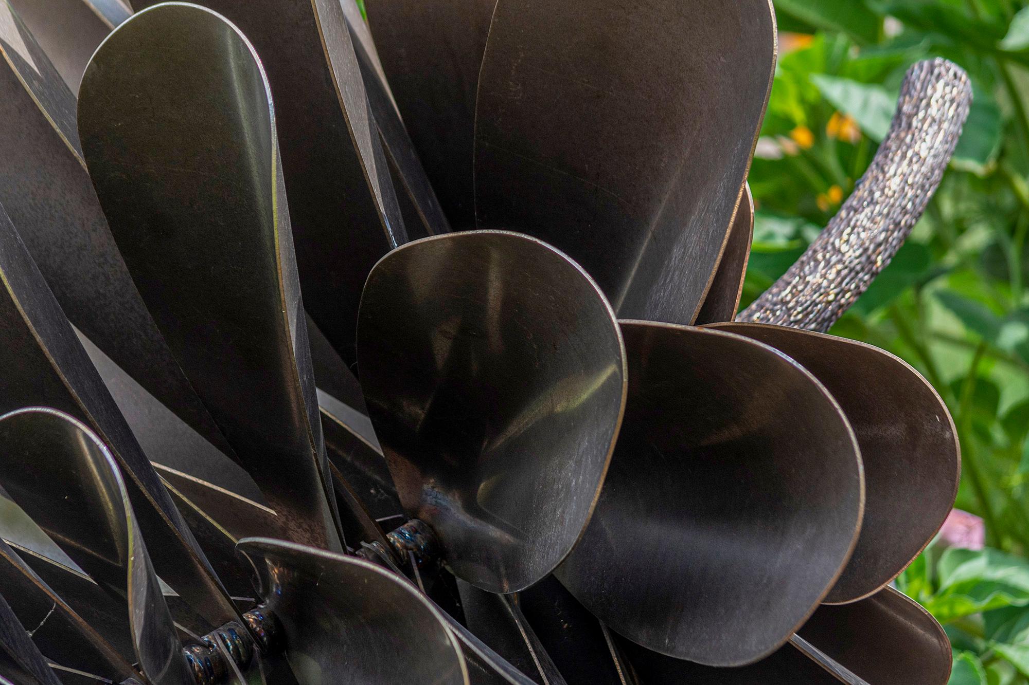 Diese zeitgenössische Skulptur eines Kiefernzapfens für den Außenbereich wurde von Floyd Elzinga aus Metall gefertigt.

Die einzigartig schönen Metallarbeiten des kanadischen Künstlers sind von der Natur inspiriert. Der Tannenzapfen ist zu einem der