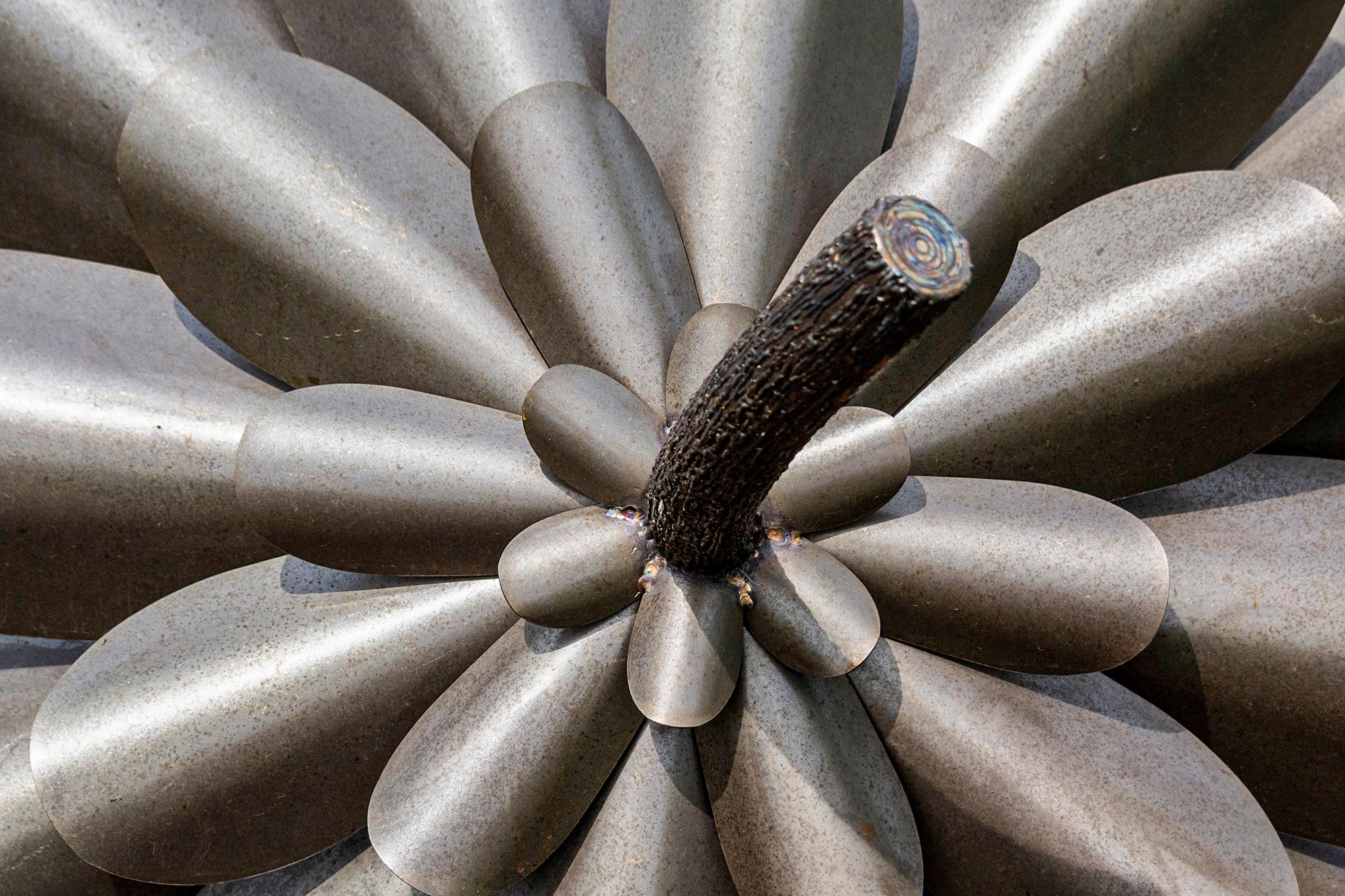 Classic Pine Cone 25-027 - zeitgenössische Skulptur aus Edelstahl für den Außenbereich im Angebot 1