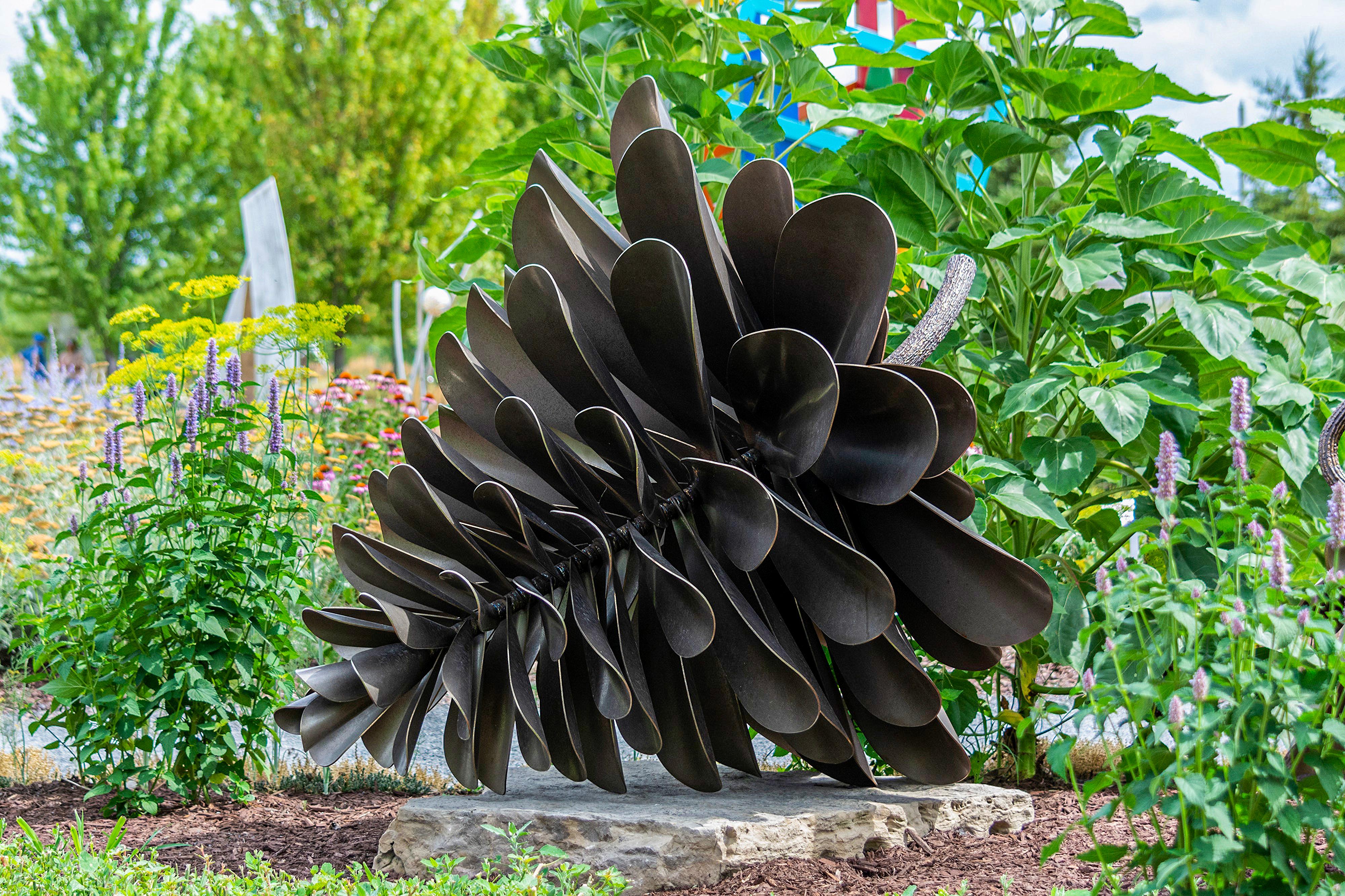 Classic Pine Cone 25-027 - zeitgenössische Skulptur aus Edelstahl für den Außenbereich