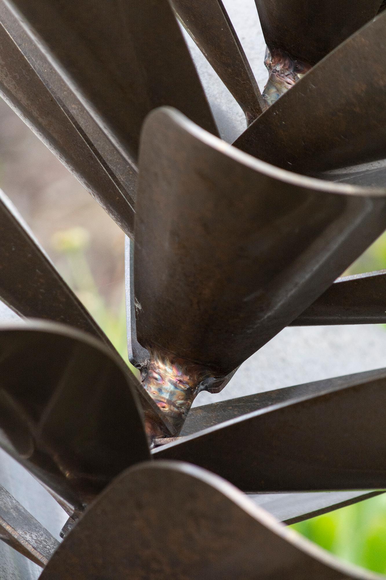 Classic Pine Cone 25-627 - scultura da esterno contemporanea in acciaio inox - Sculpture Contemporaneo di Floyd Elzinga