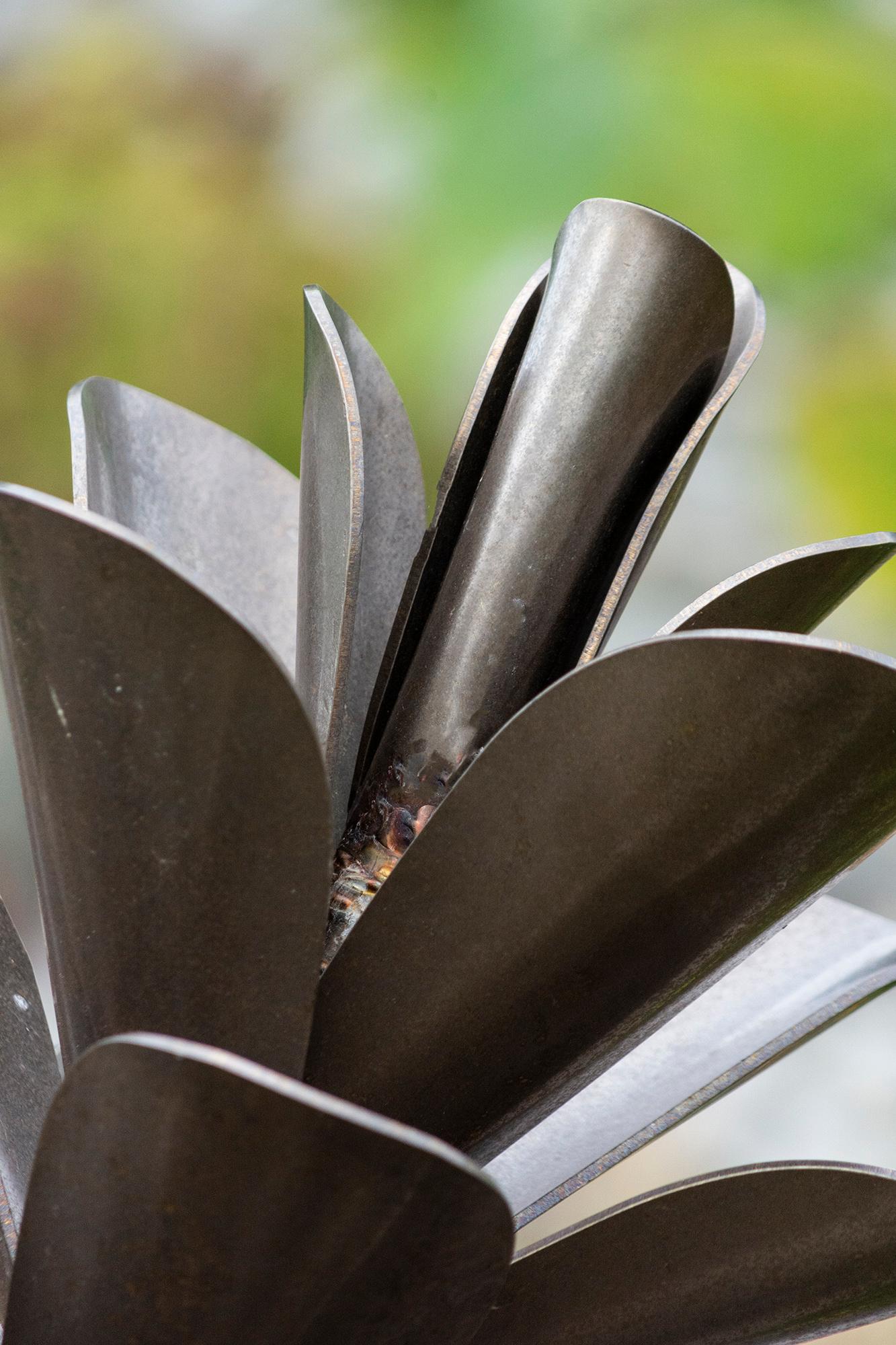 Classic Pine Cone 25-627 - scultura da esterno contemporanea in acciaio inox in vendita 1