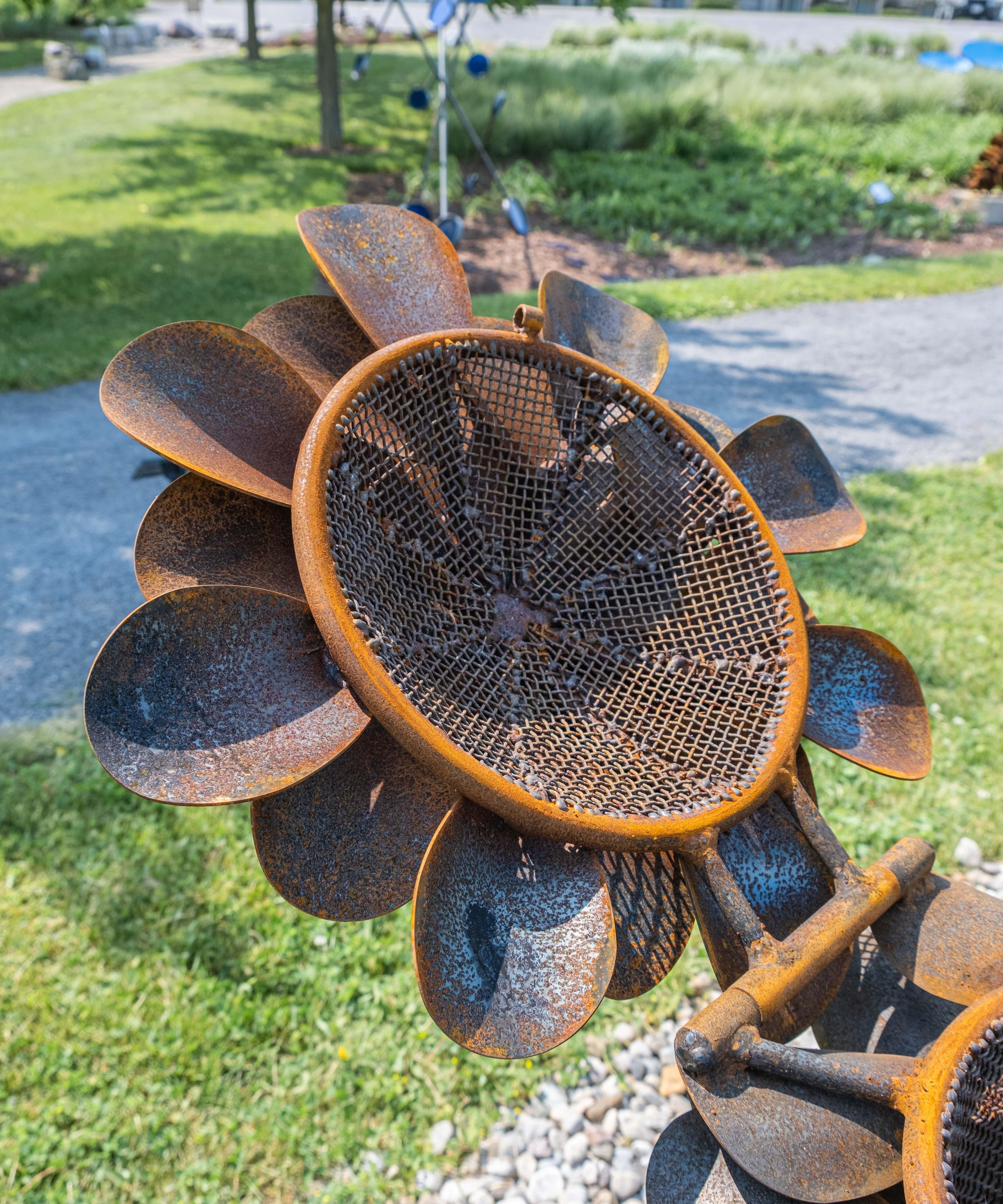 La serie de piñas de fuego del artista canadiense Floyd Elzinga, sorprendentes por su diseño, escala y forma, son su 