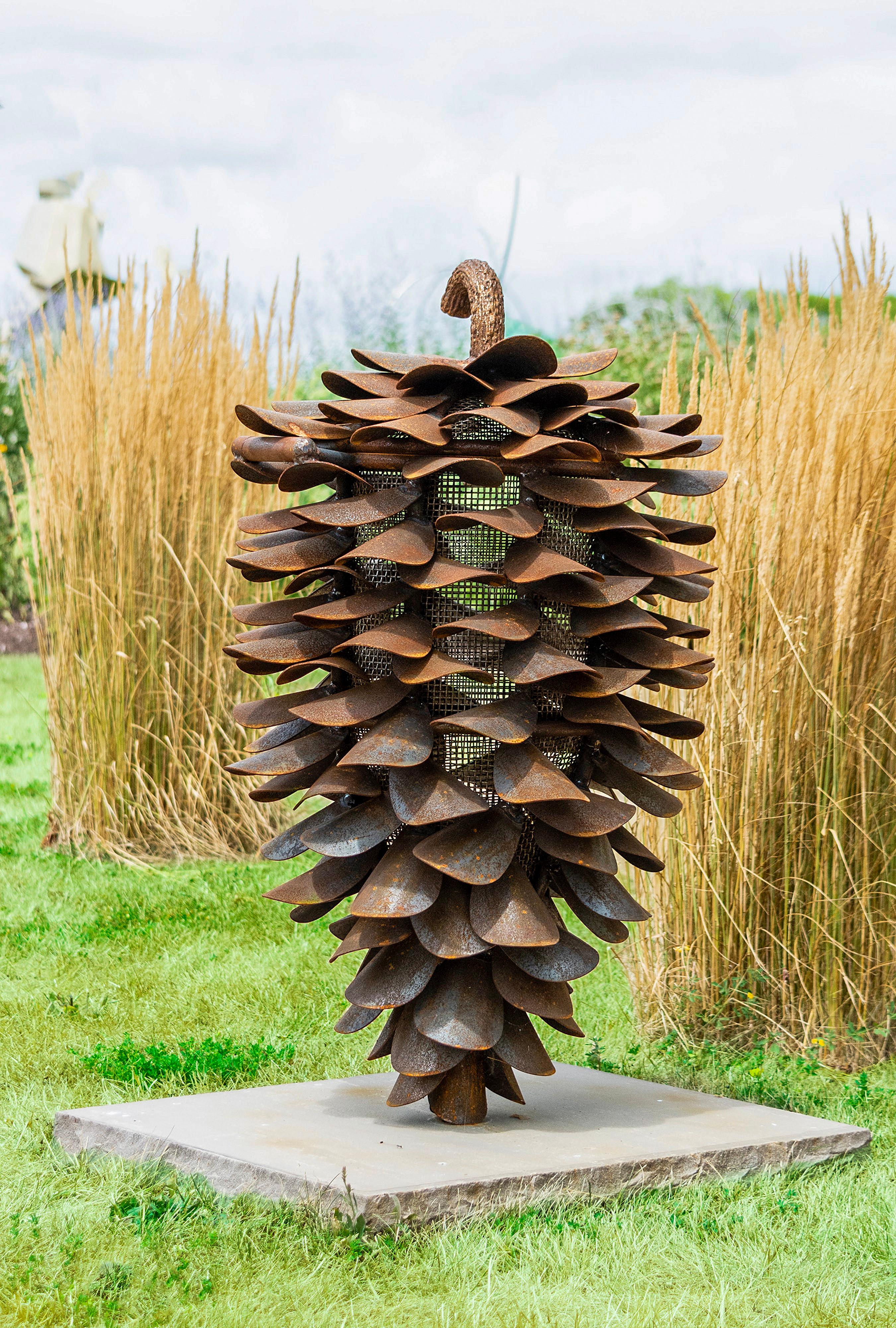 Figurative Sculpture di Floyd Elzinga - Cono da fuoco Lodge Pole 25-125  - Scultura in acciaio Steele, da esterno, per fuochi d'artificio