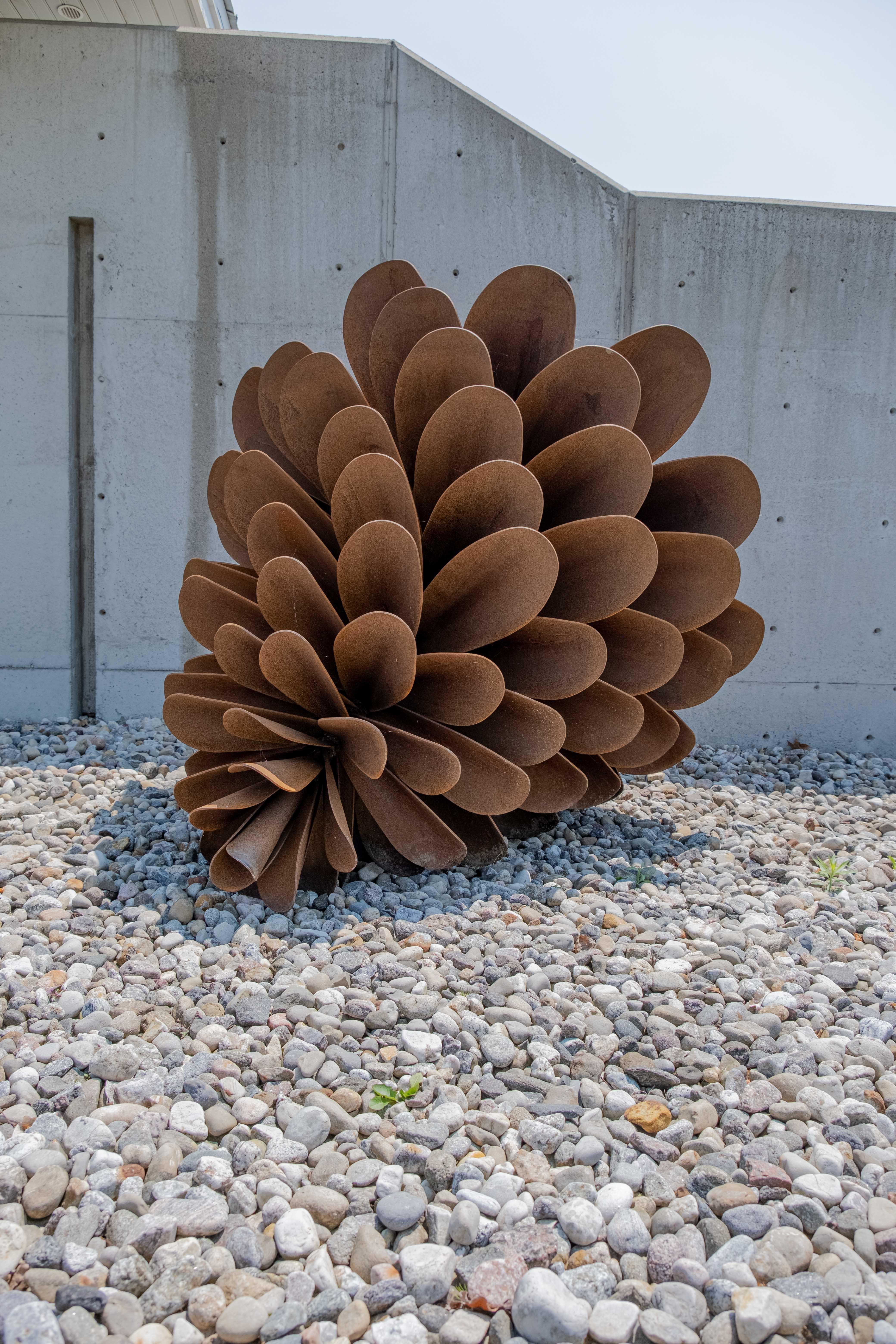 Pigna 22-440 - scultura da esterno in acciaio arrugginito naturalmente, di grandi dimensioni e resistente agli agenti atmosferici - Sculpture Contemporaneo di Floyd Elzinga