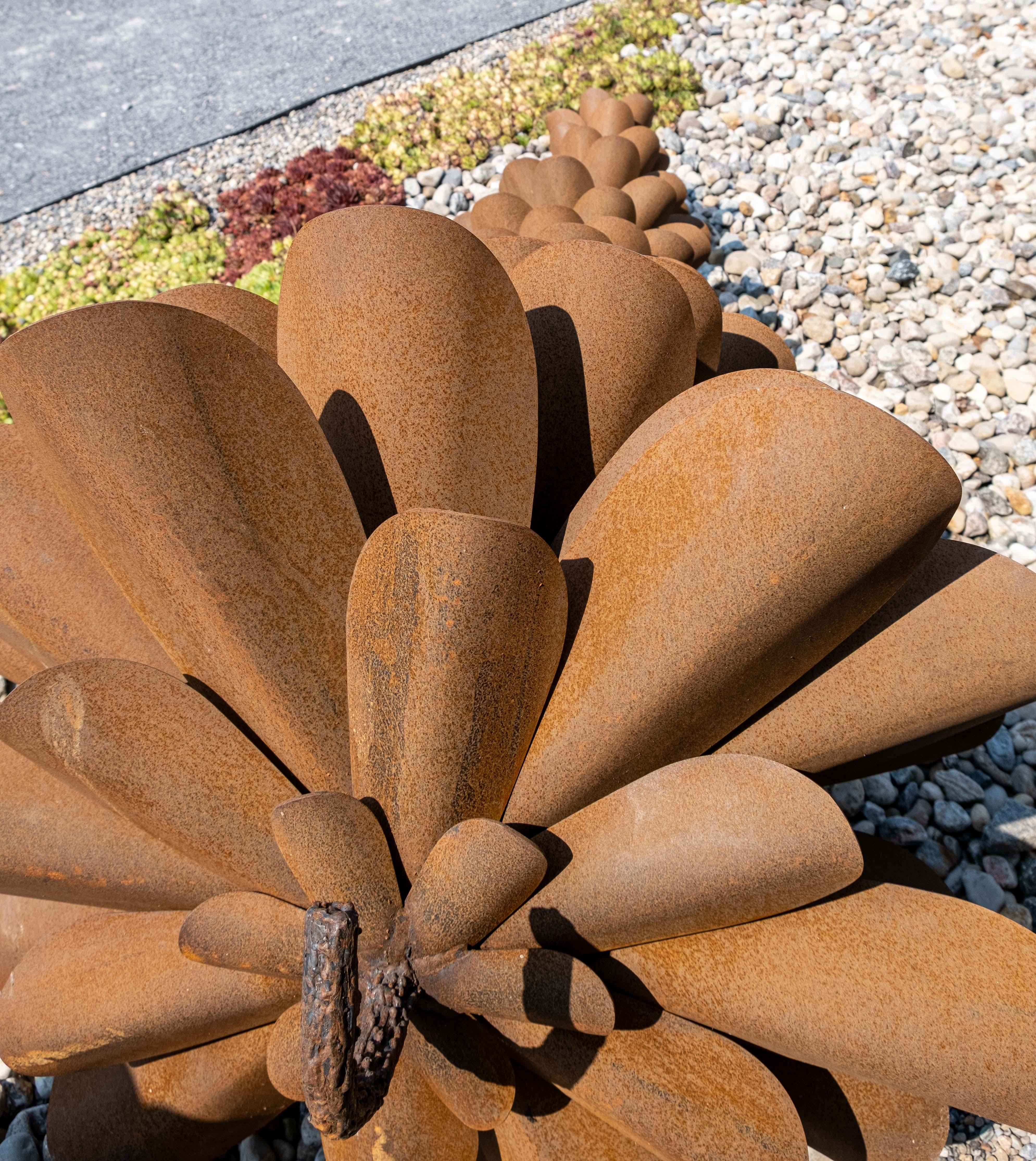 Floyd Elzinga’s arresting sculptures are extraordinary. From his studio on the Niagara Ontario escarpment, Elzinga creates playful, pop art pieces that focus on iconic Canadian imagery—the pine cone, the maple leaf and trees.

This large outdoor