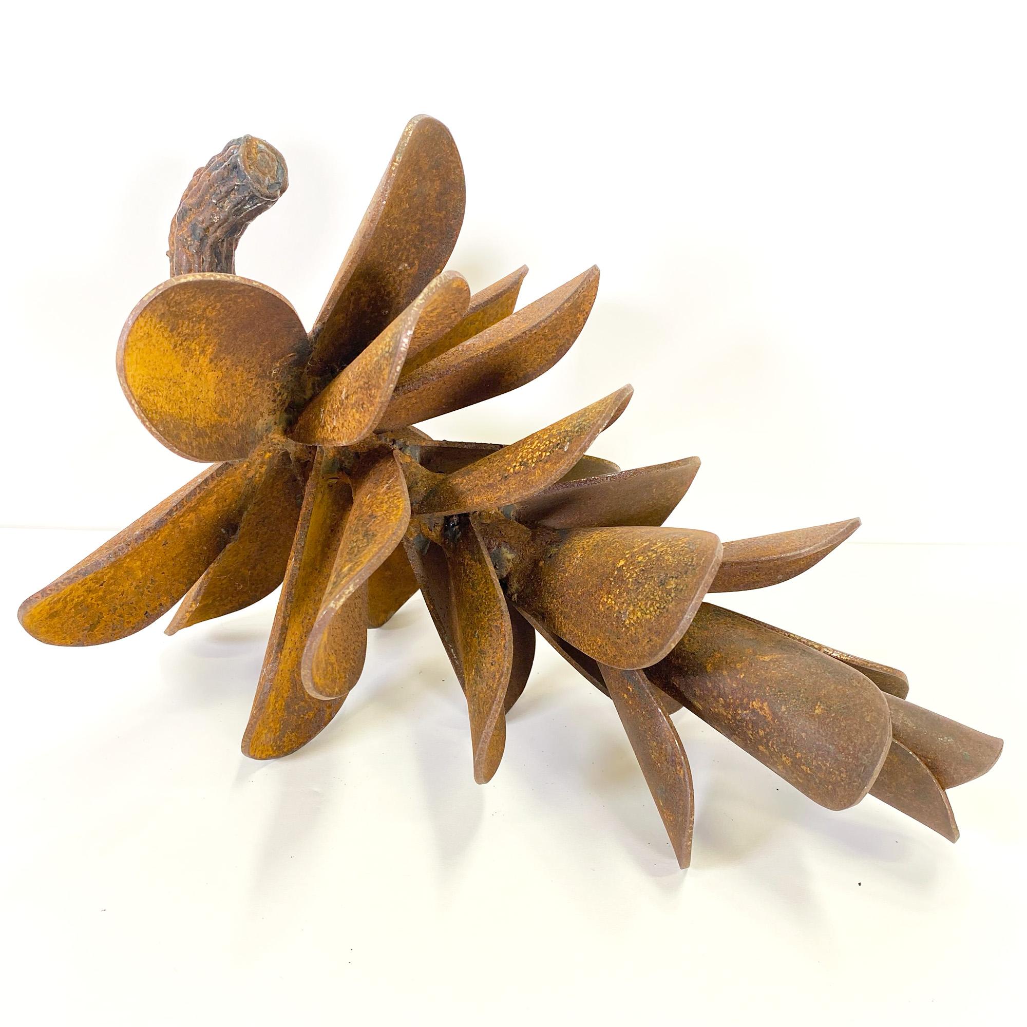Sculpture en cône de pin oxydée inspirée de la beauté de la nature canadienne en vente 1