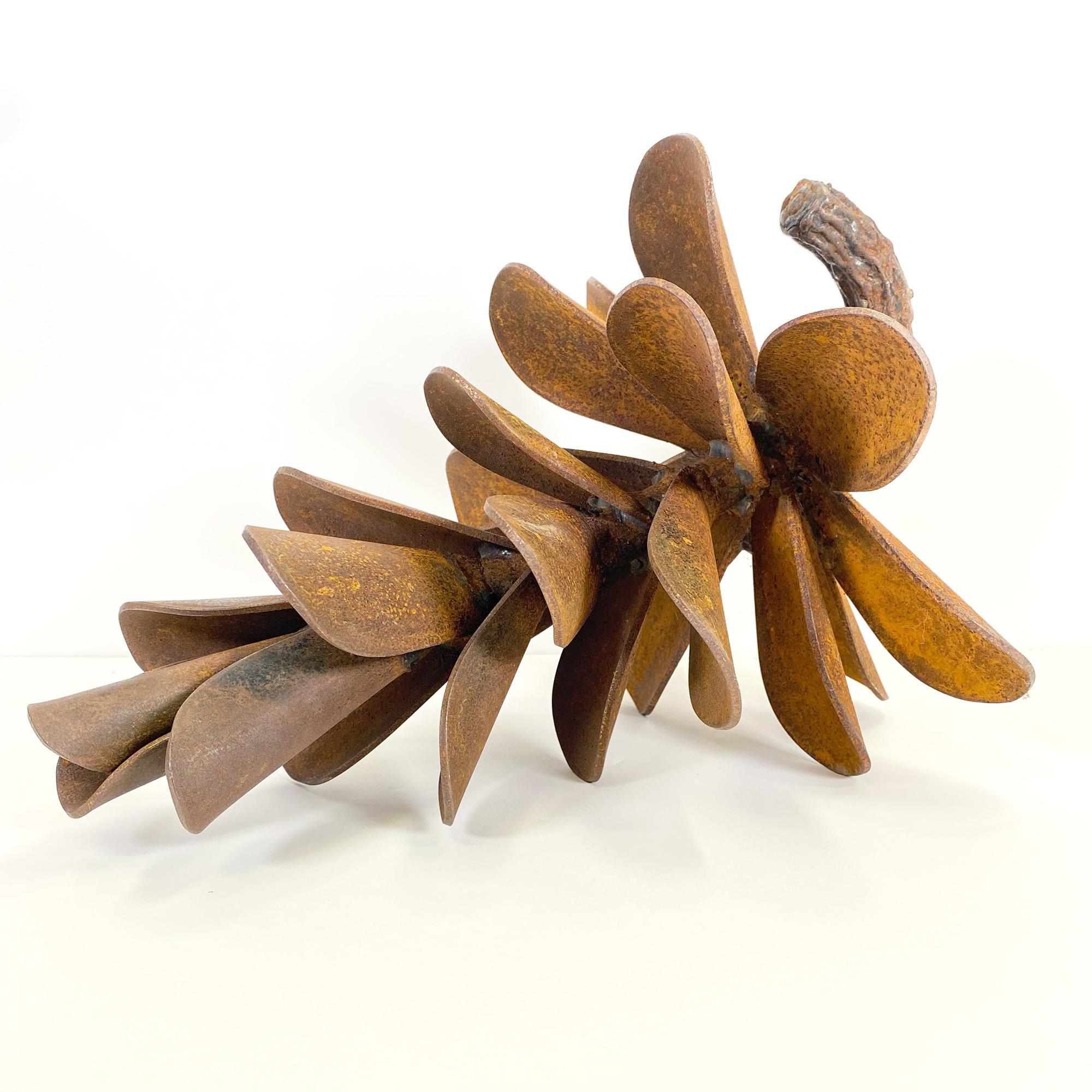 Sculpture en cône de pin oxydée inspirée de la beauté de la nature canadienne en vente 2