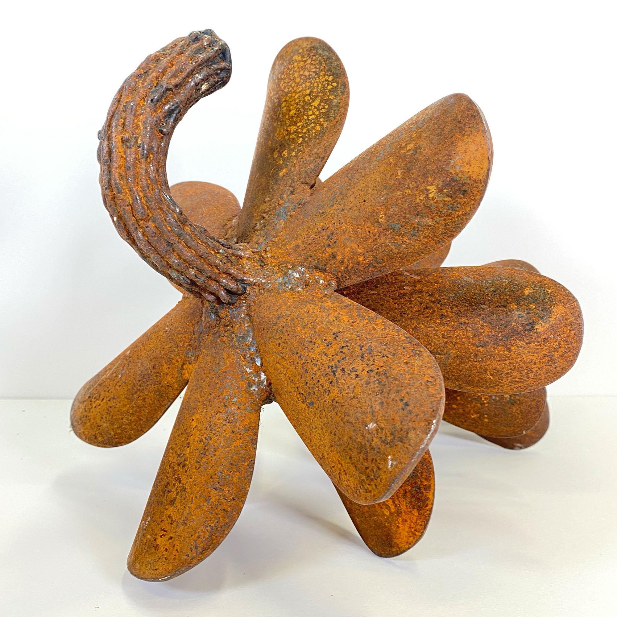 Sculpture en cône de pin oxydée inspirée de la beauté de la nature canadienne en vente 3