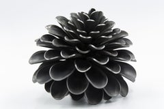 Scrub Cone-Skulptur – kleine, von der Natur inspirierte, verwitterte Stahlskulptur