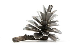 Pomme de pin en acier inoxydable sur Branch - petite sculpture en métal inspirée de la nature