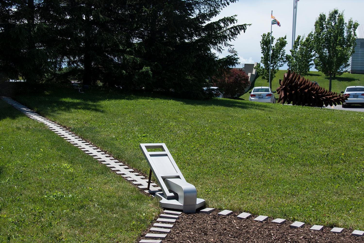 Unzip The Earth GEO 1/9 - escultura grande, figurativa, de acero inoxidable, para exteriores - Sculpture de Floyd Elzinga