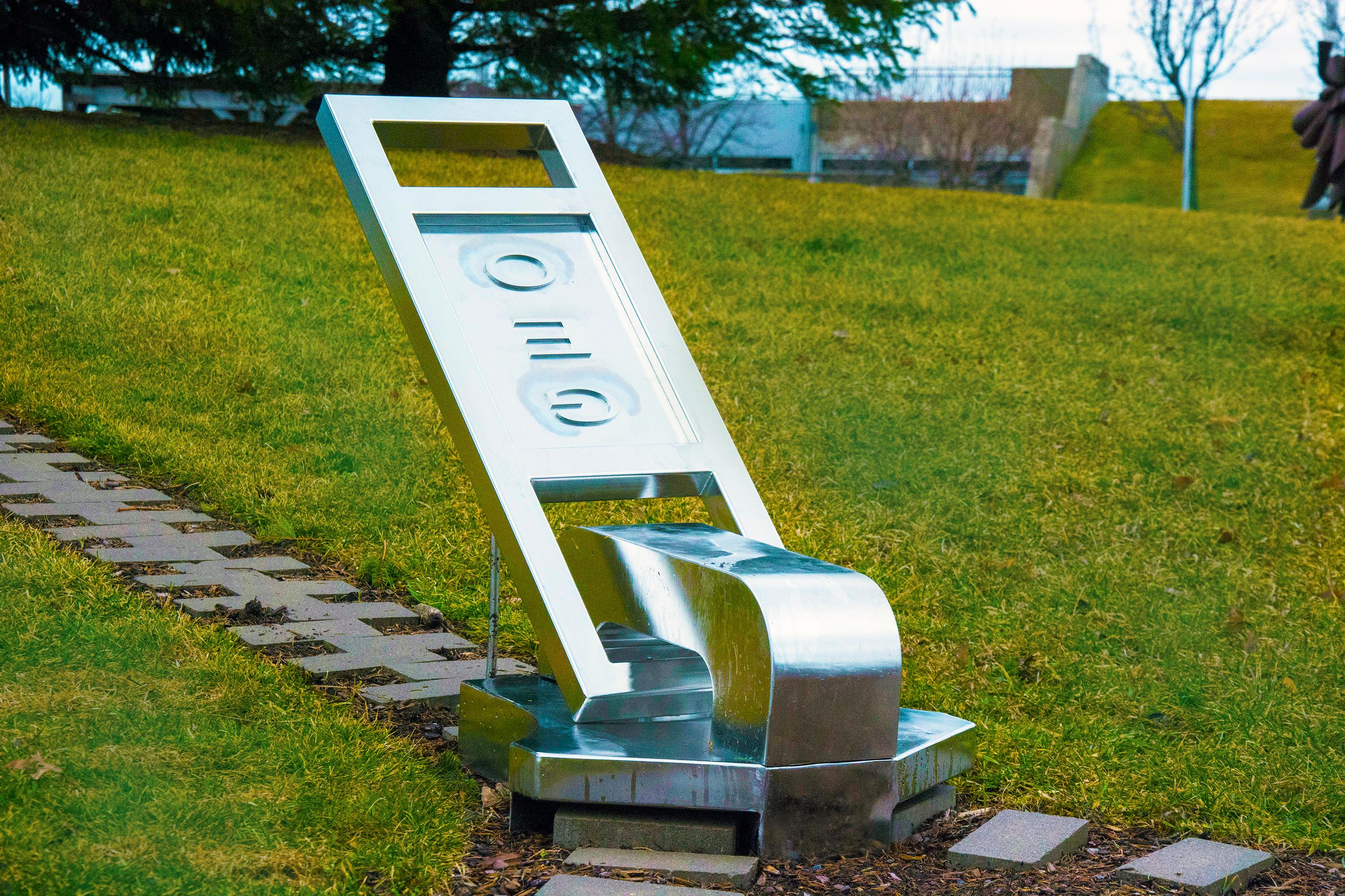Unzip The Earth GEO 1/9 - escultura grande, figurativa, de acero inoxidable, para exteriores en venta 1
