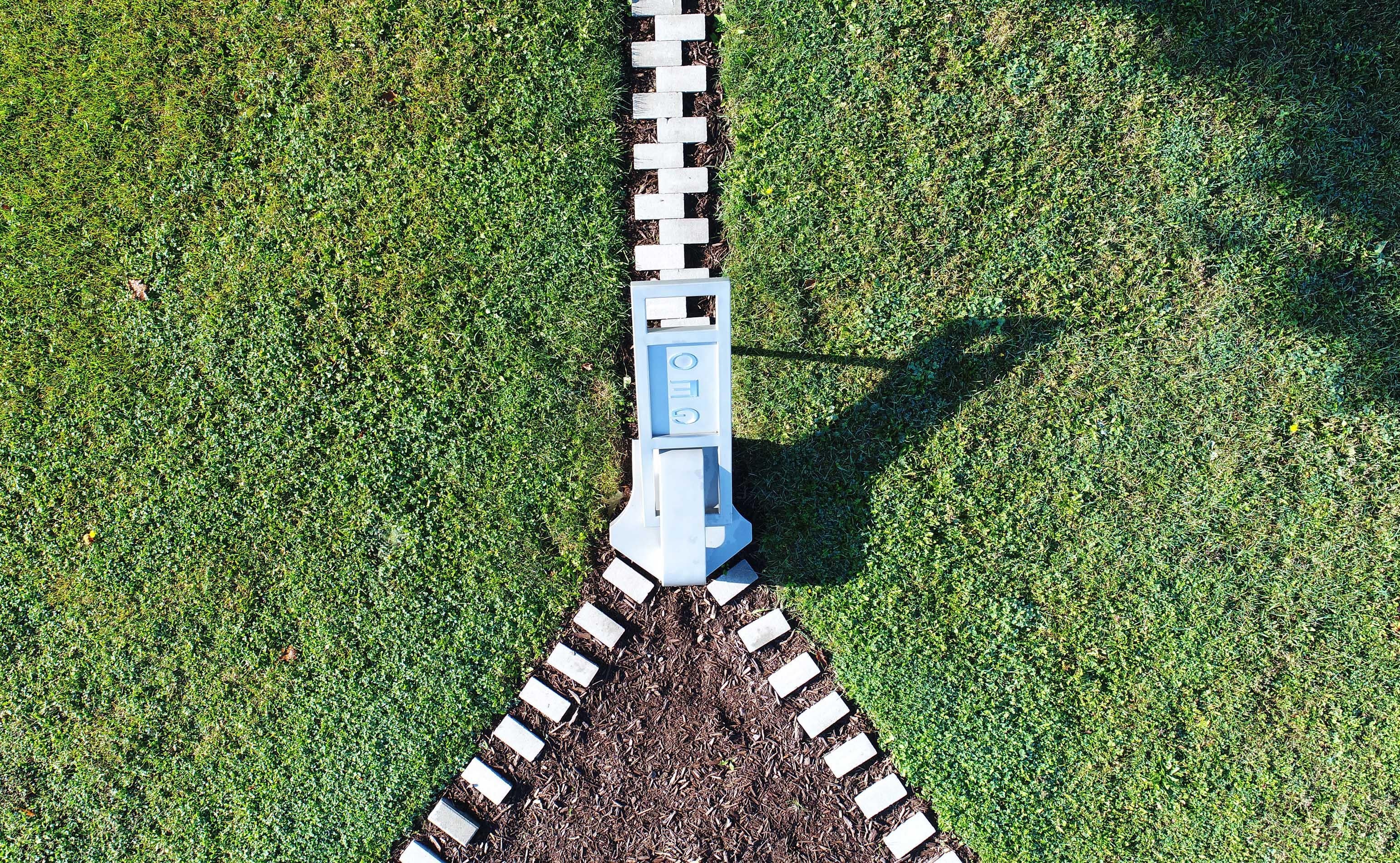 Unzip The Earth GEO 1/9 - escultura grande, figurativa, de acero inoxidable, para exteriores