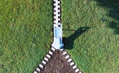 Unzip The Earth GEO 1/9 - grande sculpture extérieure figurative en acier inoxydable