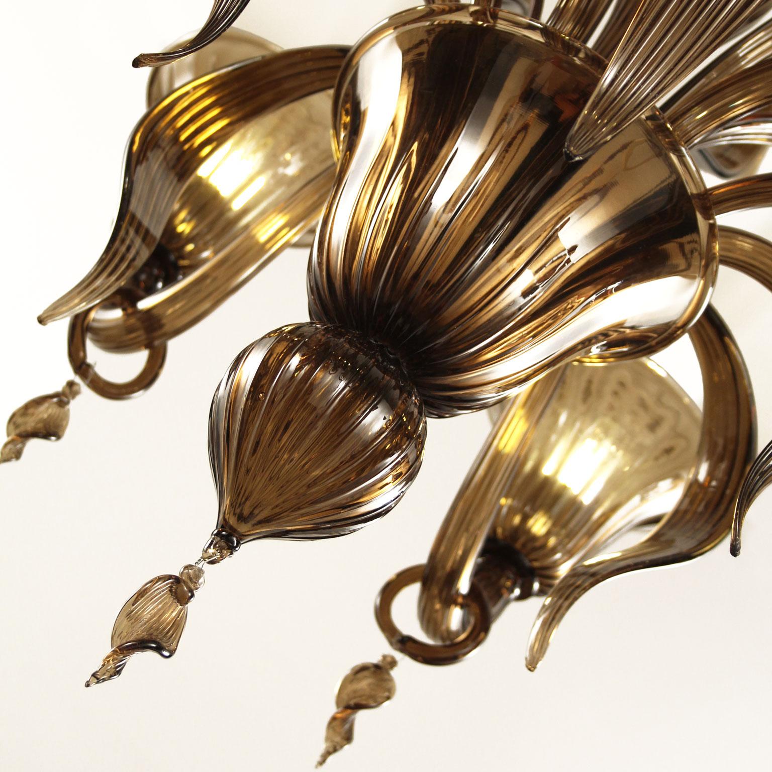 Fluage chandelier 6 lights in dark smoky quartz Murano glass with rings by Multiforme

The blown glass chandelier Fluage is the perfect combination between the Venetian tradition and the most refined design. To manufacture the blown glass chandelier