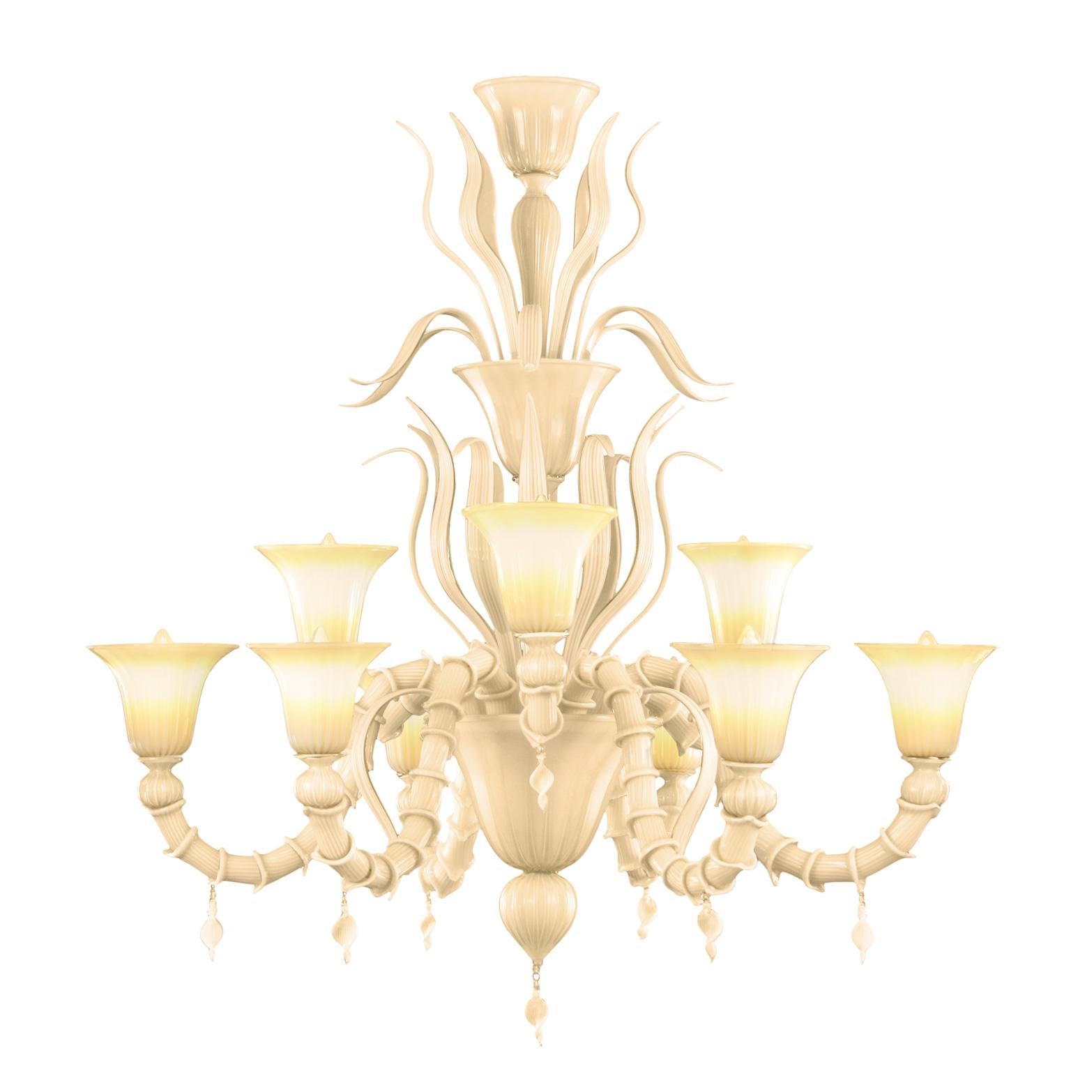The blown glass chandelier Fluage is the perfect combination between the Venetian tradition and the most refined design. To manufacture the blown glass chandelier Fluage, different techniques have been used, thus creating a sinuous and dynamic
