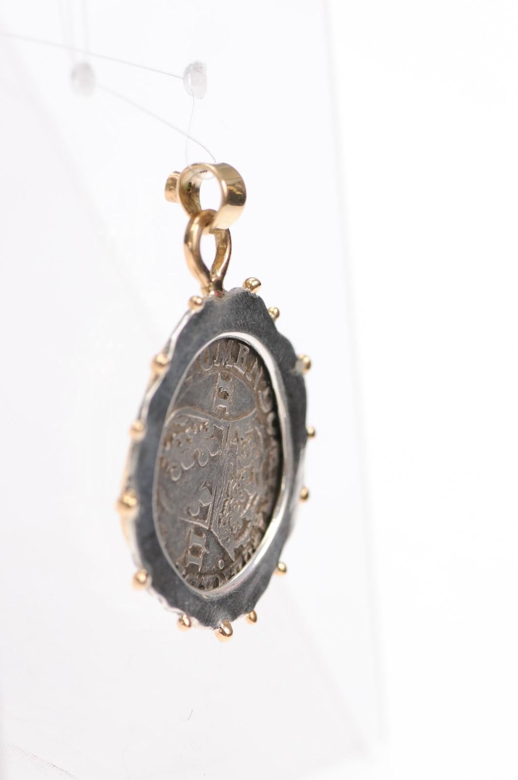 Colgante Moneda Cruz Fluer De Lys, S. XVI francés, c/ 18K en venta 4