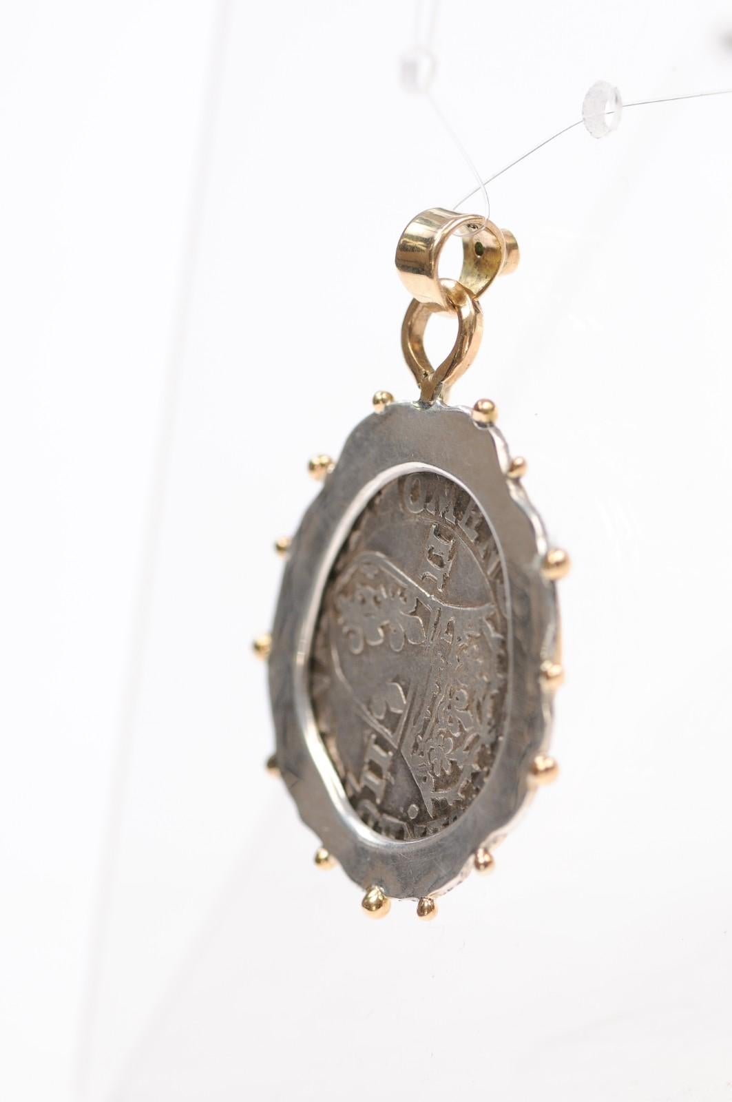 Colgante Moneda Cruz Fluer De Lys, S. XVI francés, c/ 18K en venta 5