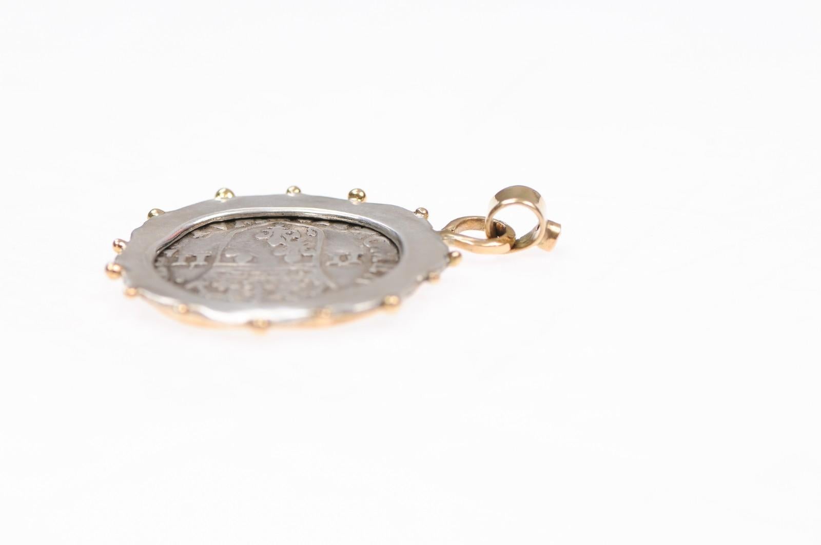 Colgante Moneda Cruz Fluer De Lys, S. XVI francés, c/ 18K en venta 10