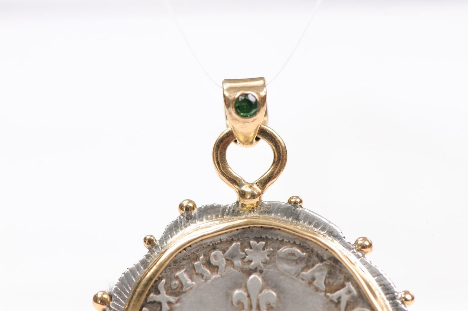 Colgante Moneda Cruz Fluer De Lys, S. XVI francés, c/ 18K Corte redondo en venta