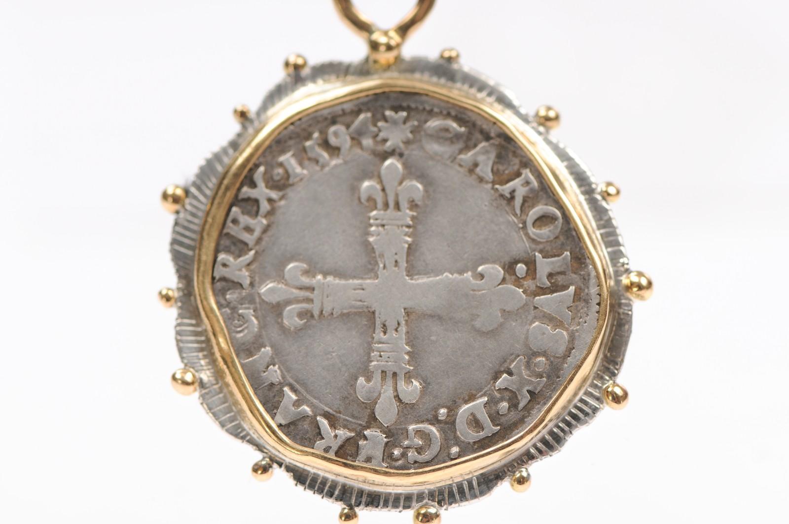Colgante Moneda Cruz Fluer De Lys, S. XVI francés, c/ 18K en Excelente estado para la venta en Atlanta, GA