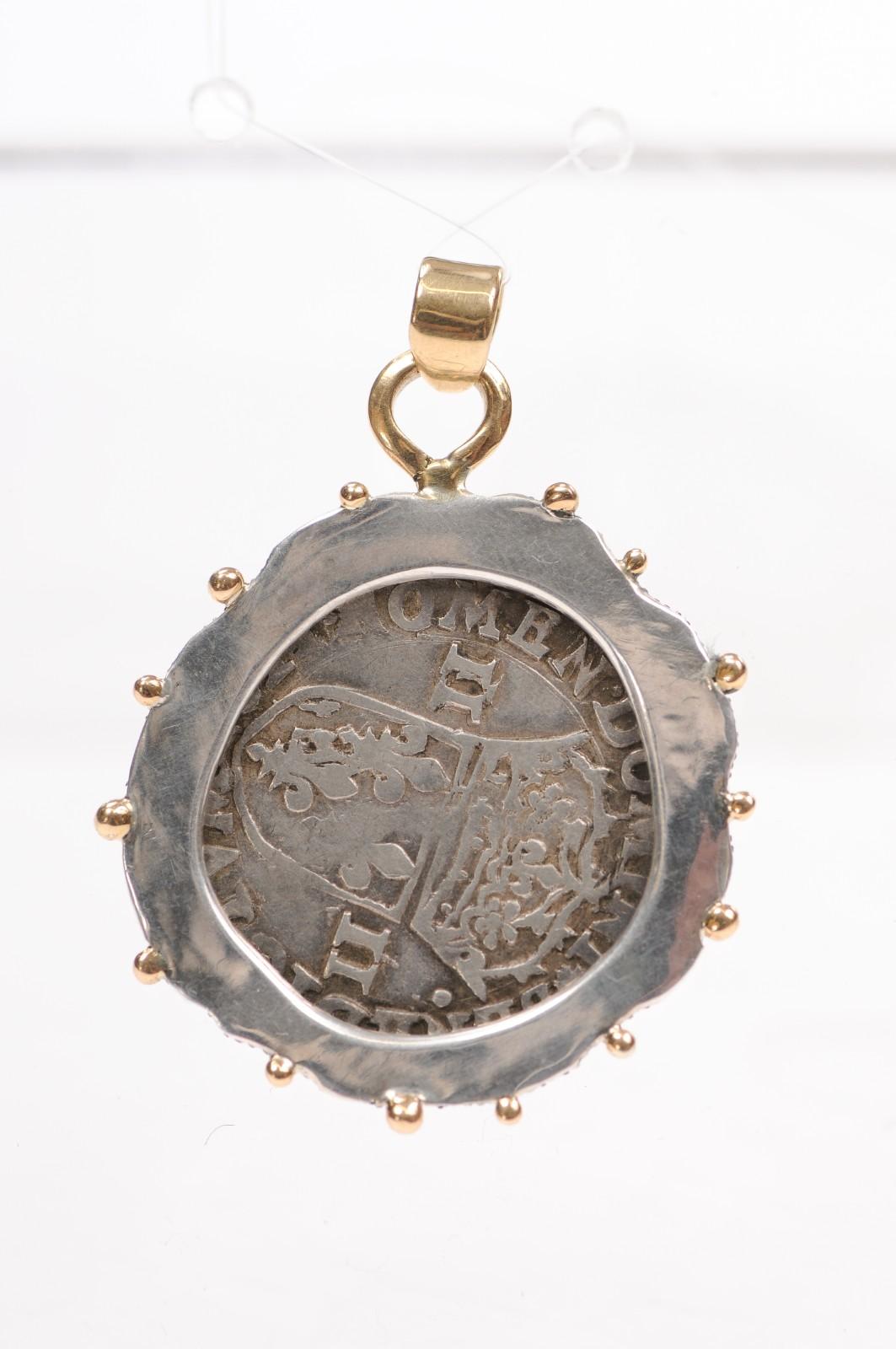 Colgante Moneda Cruz Fluer De Lys, S. XVI francés, c/ 18K en venta 2
