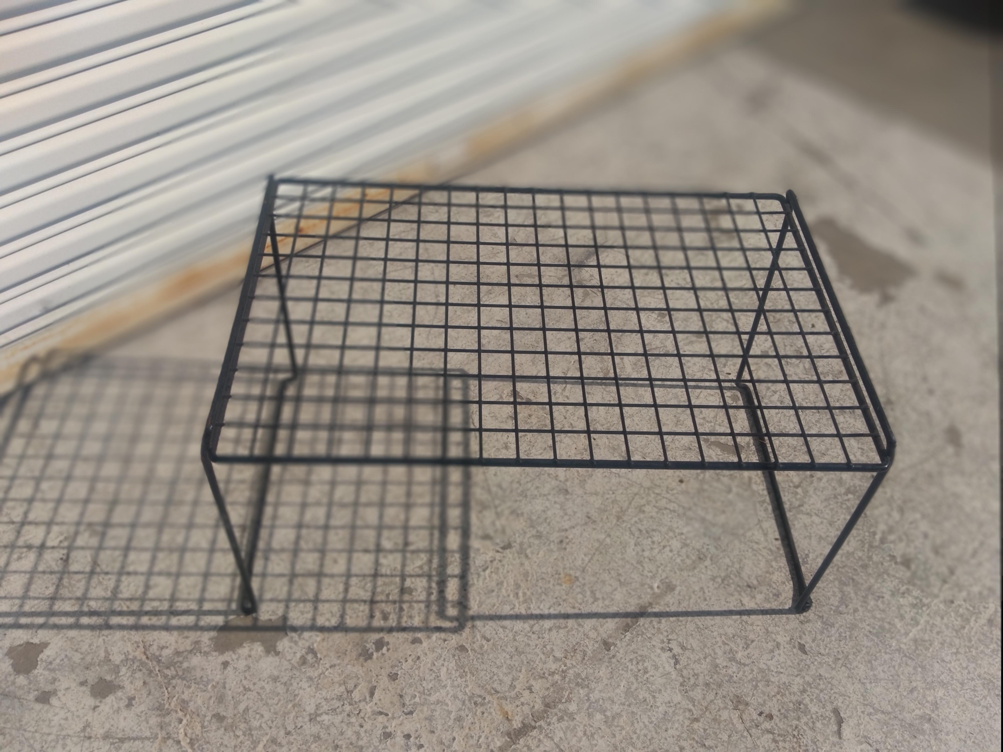 Il s'agit d'une table basse rare et inhabituelle. Il a été fabriqué par FluerDetroit dans les années 60. Il est fabriqué dans le style de Harry Bertoia. Il s'agit d'un métal peint par poudrage dans le style des fils de maille de Bertoia.
