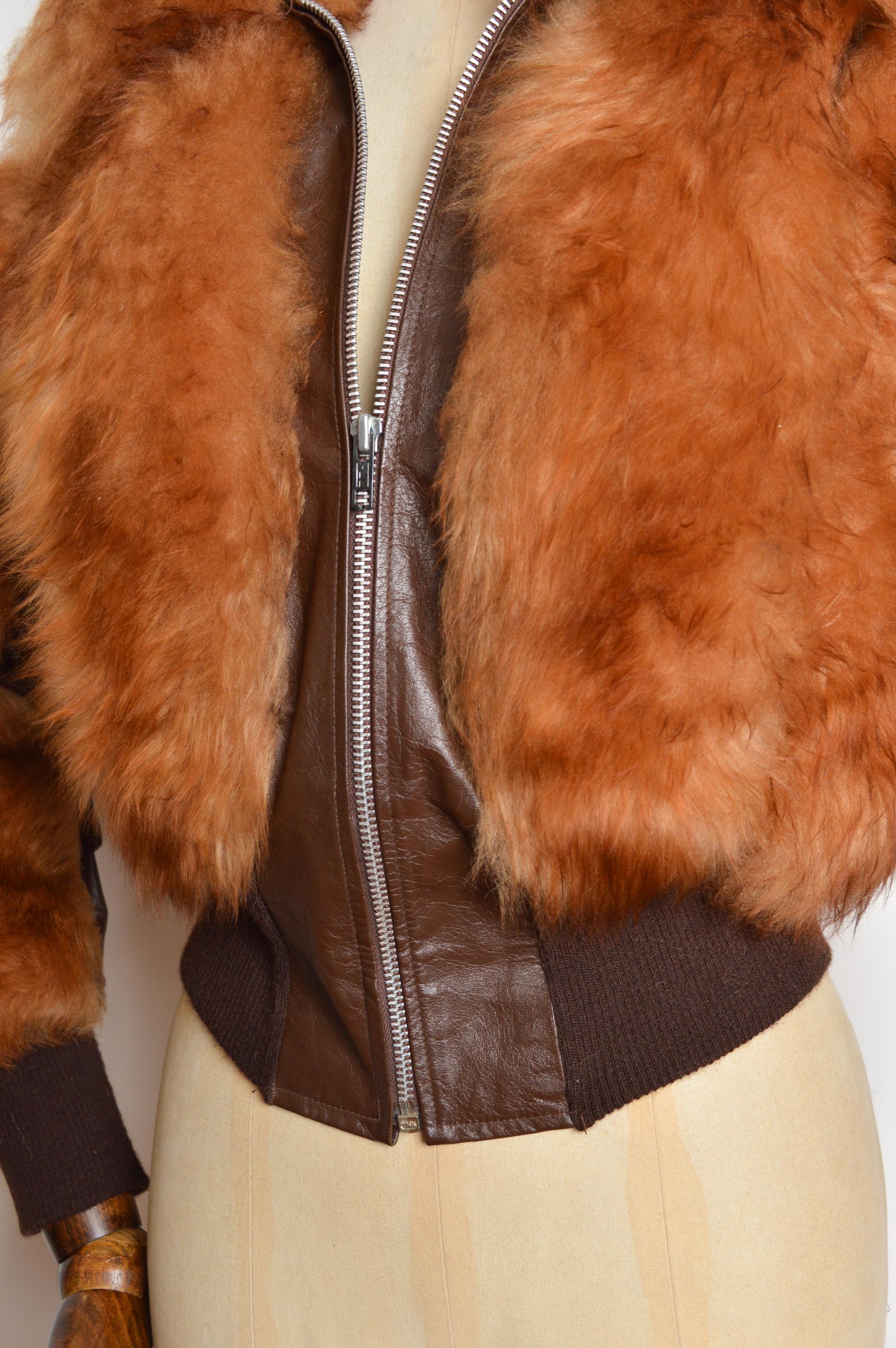 Marrone Vaporoso bomber anni '70 in montone Ginger e pelle marrone Cappotto di pelliccia in vendita