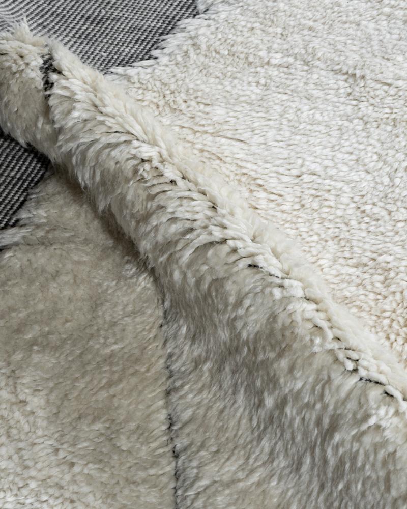 Marokkanische Fluffy Collection Erased Elfenbein Holzkohle Handgeknüpfter Teppich  9' x 12' im Angebot 5