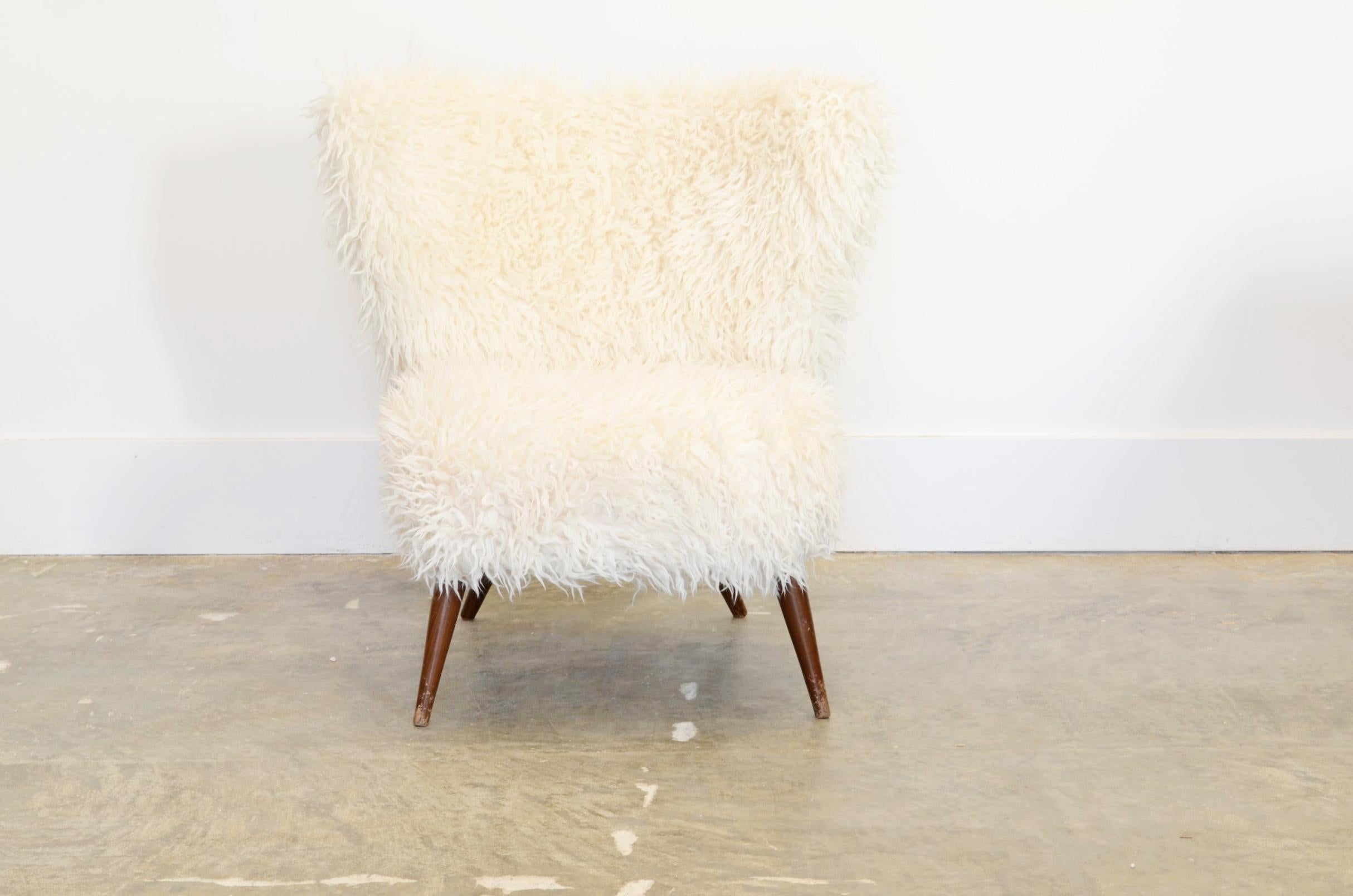 white fluffy lounge chair