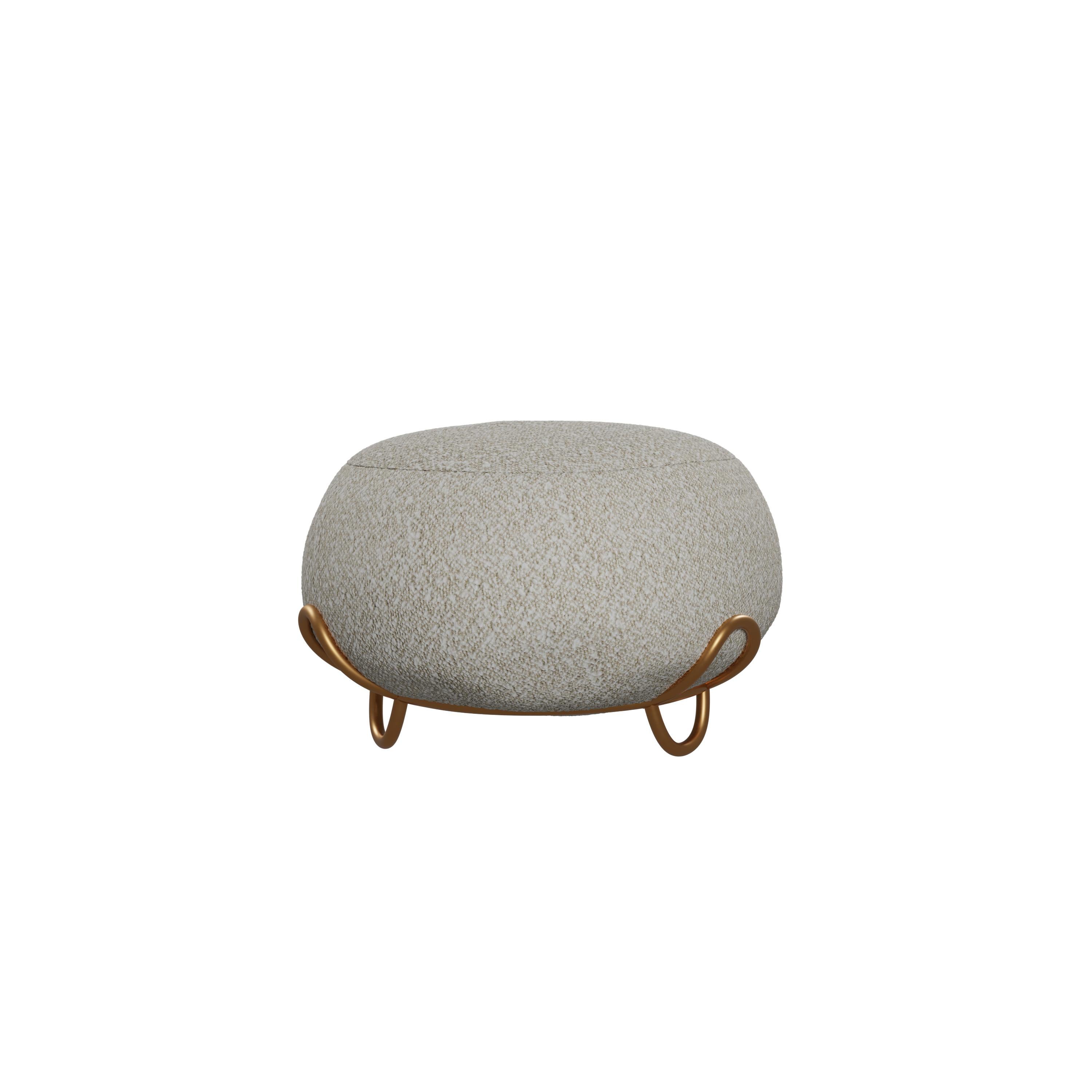 Portugais Coussin moelleux en tissu bouclé blanc fabriqué à la main par Murmurio en vente