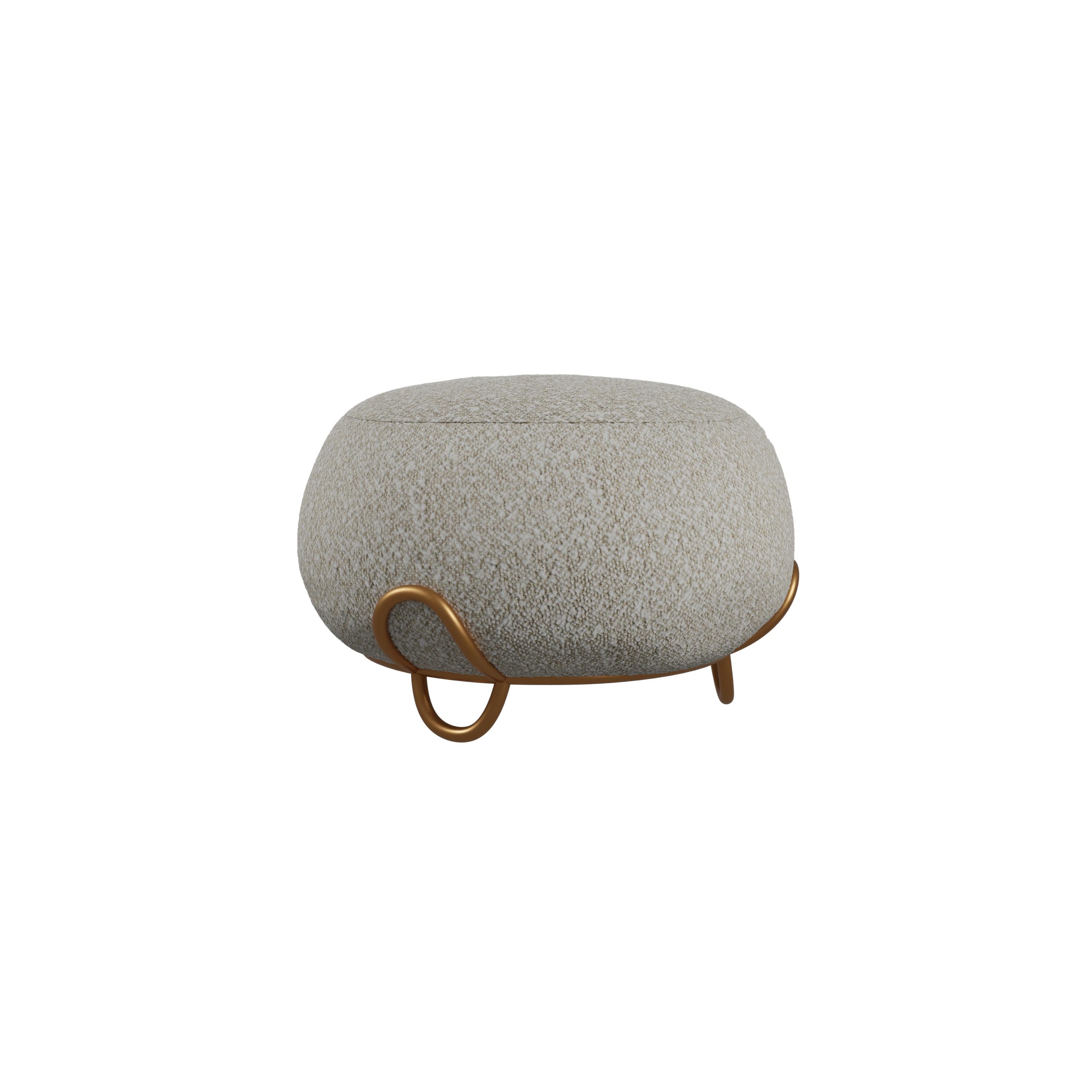 Tissu Coussin moelleux en tissu bouclé blanc fabriqué à la main par Murmurio en vente