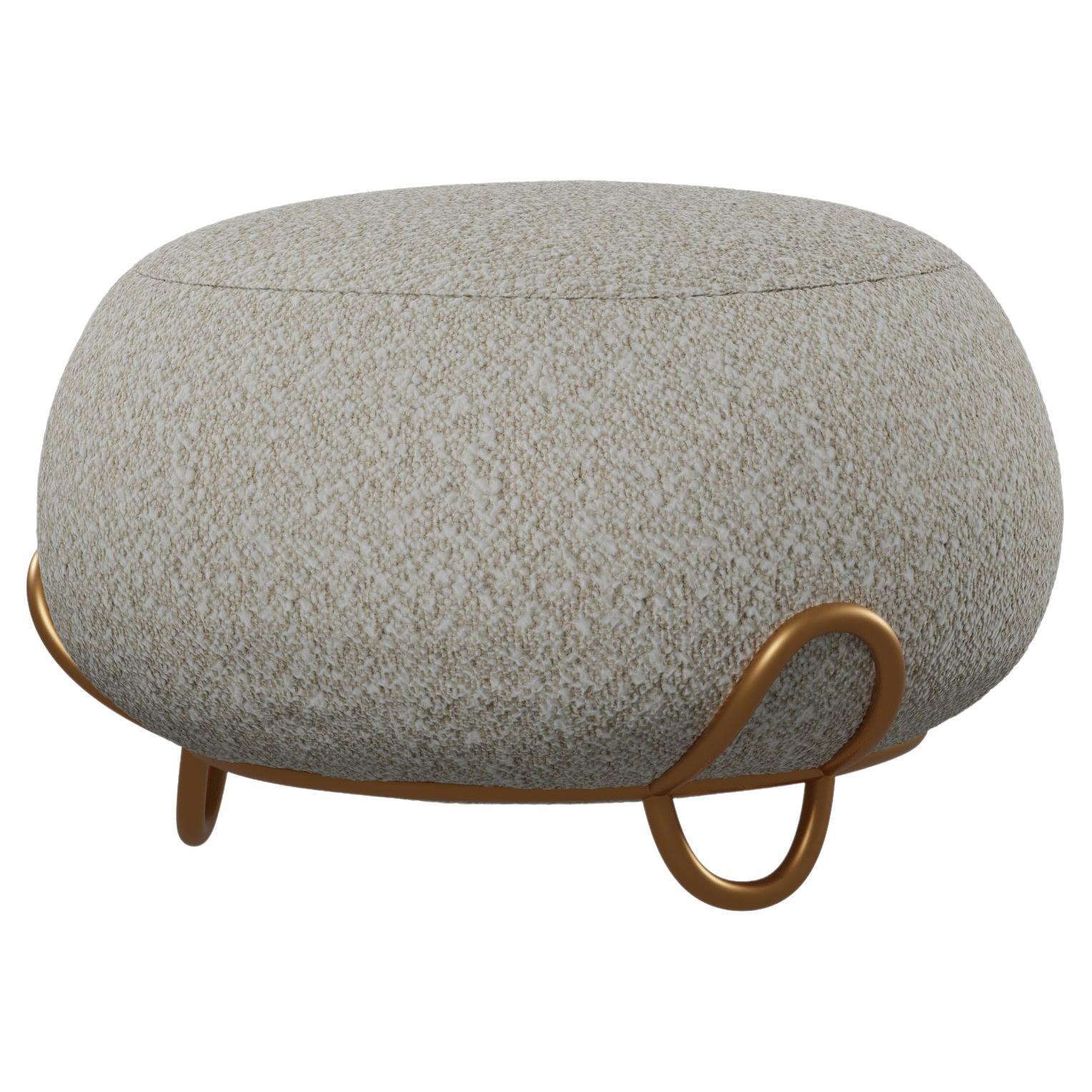 Coussin moelleux en tissu bouclé blanc fabriqué à la main par Murmurio en vente