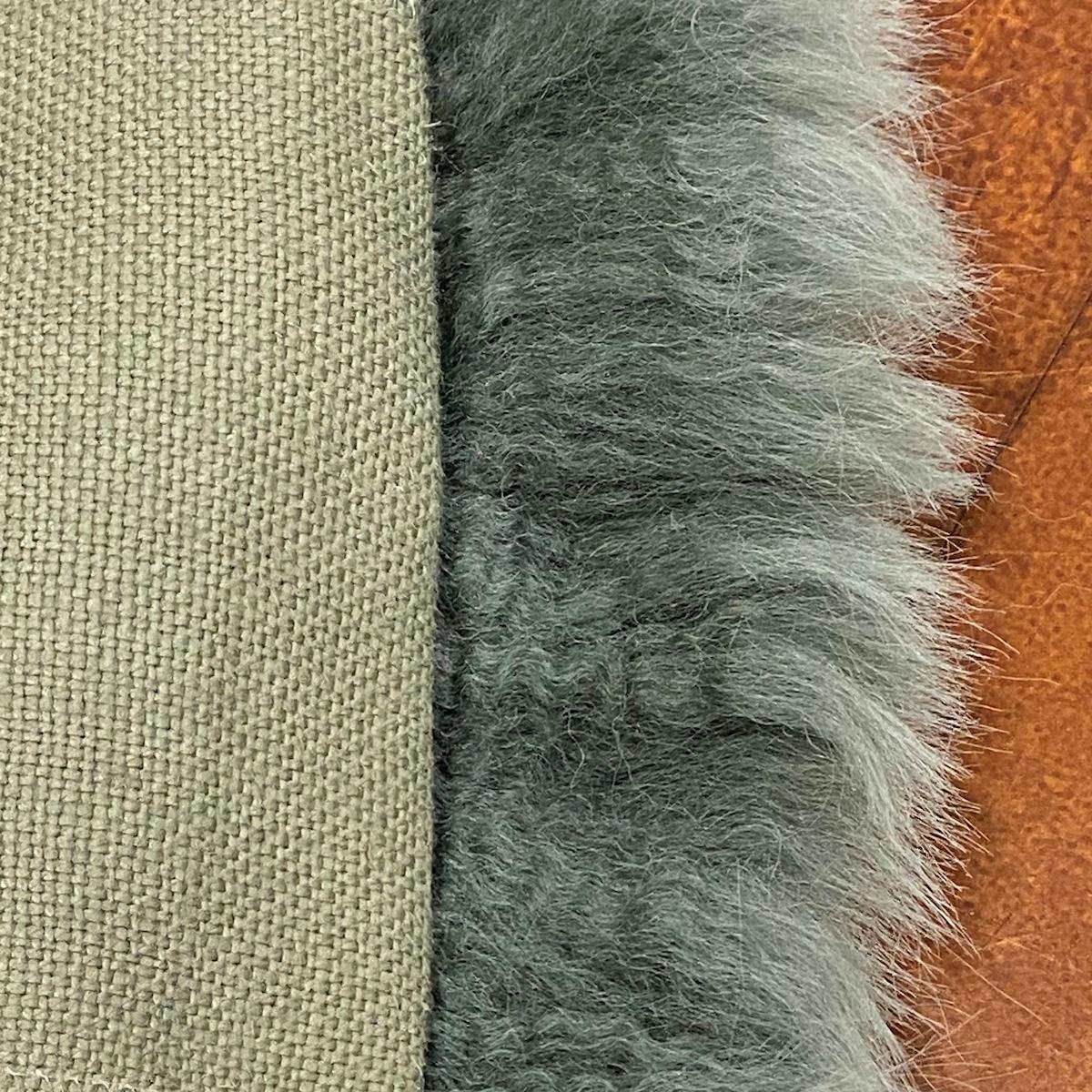 Inyecta texturas acogedoras y encantadoras a tu espacio con esta lujosa almohada lumbar mullida. Con una irresistible lana pura y sedosa hecha a mano con piel de cordero de Nueva Zelanda de gran belleza y calidad. 

Traduciendo un confort lujoso y