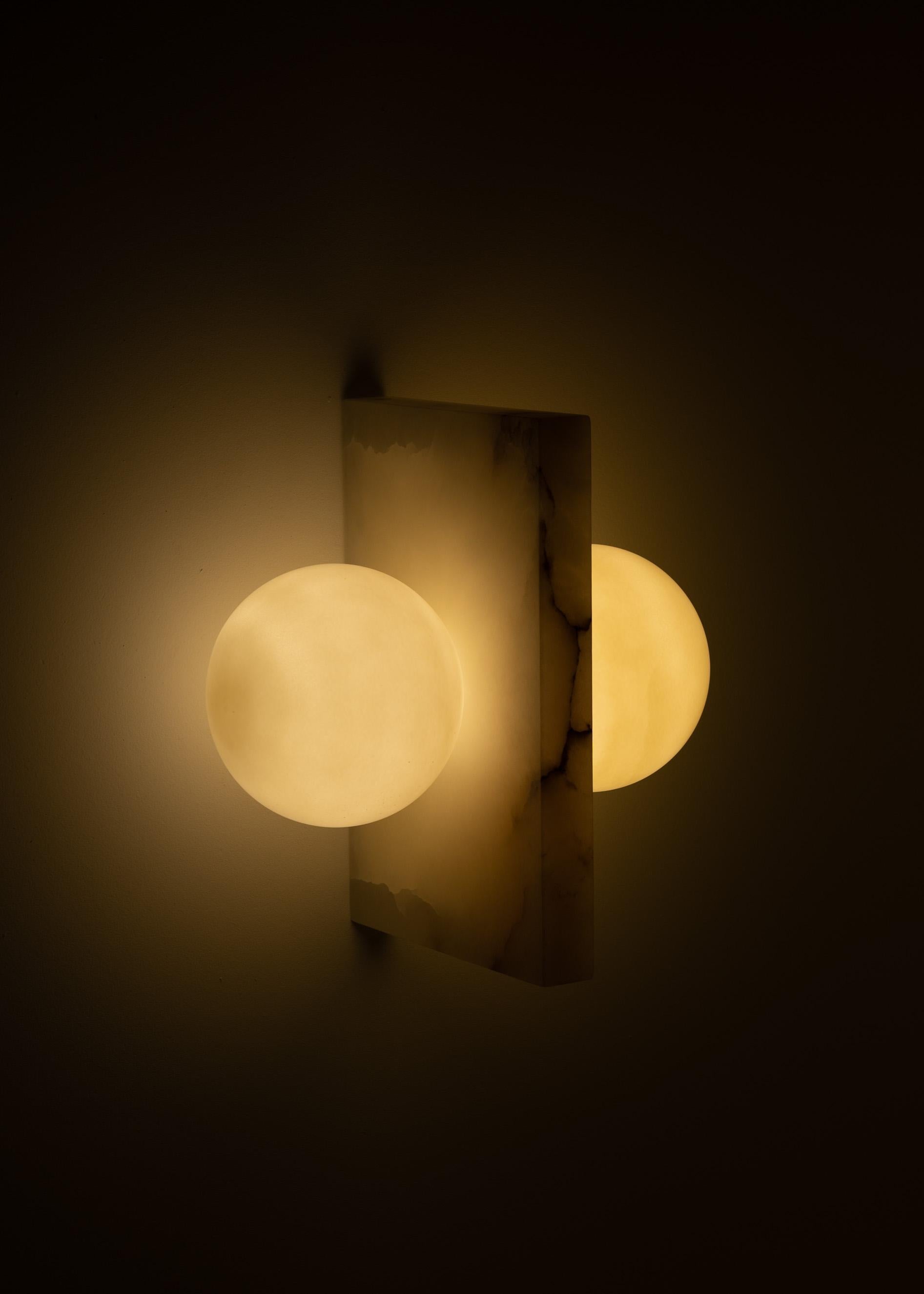 Fluji White Alabaster Wall Sconce by Simone & Marcel In New Condition For Sale In Geneve, CH