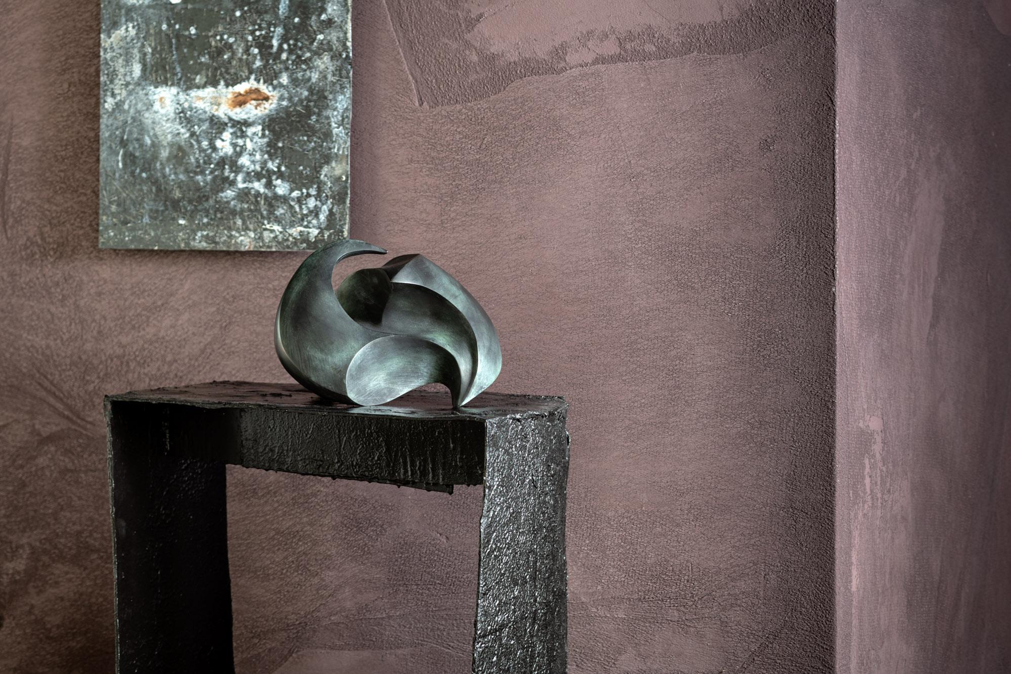 Scultura in bronzo Fluid Complexity di Gardeco Objects
Edizione limitata di 75 pezzi.
Creato da Kris Demuelenaere.
Dimensioni: P 26 x L 32 x H 24 cm.
Materiali: Bronzo.

Gardeco è sinonimo di oggetti di decorazione artistica anonimi, ma autentici e