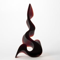 Fluid Gestures Dark Red, une sculpture graphique en verre coulé sur pied de Karin Mørch