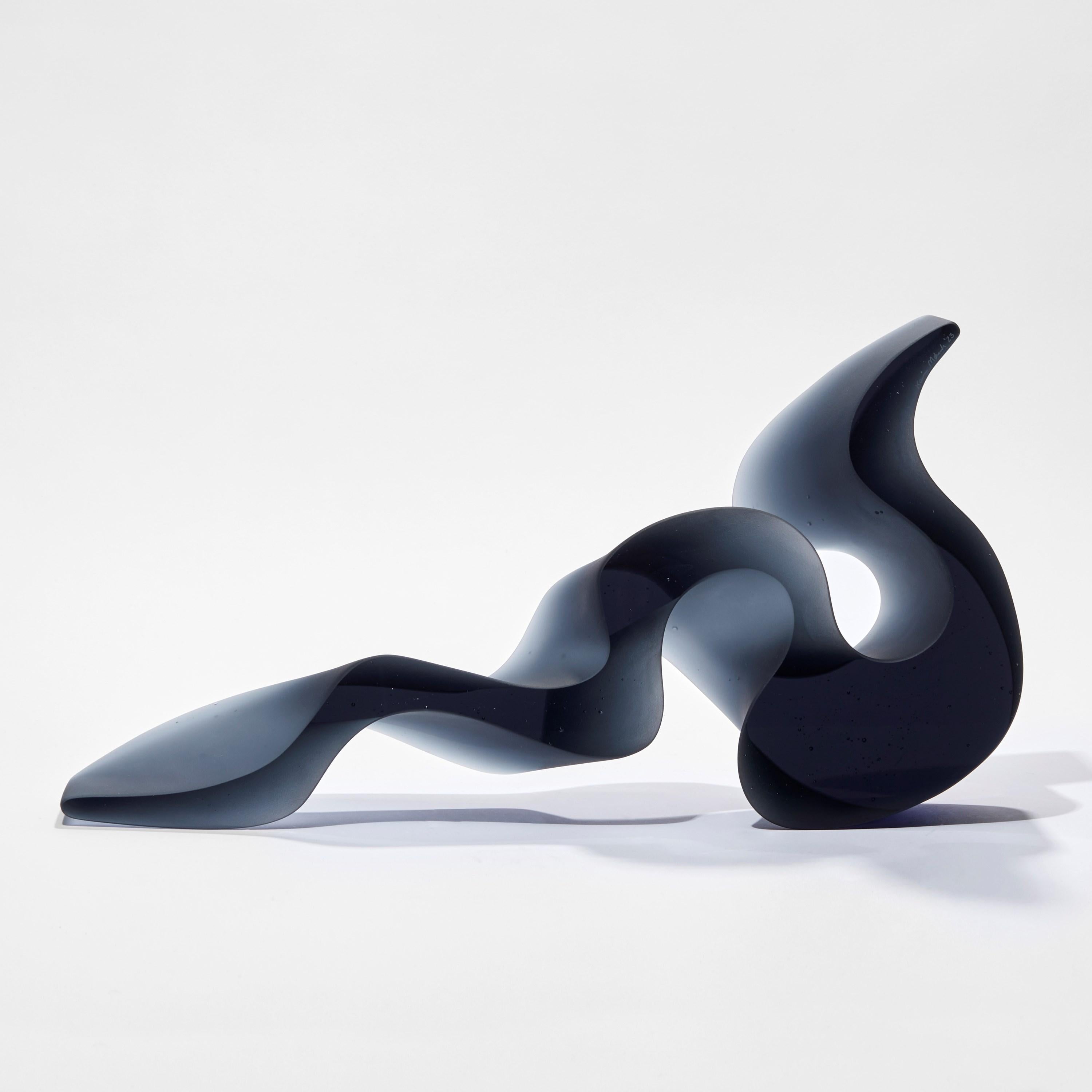  Fluid Gestures Steel Blue, abstrakte Skulptur aus flüssigem Gussglas von Karin Mørch (Organische Moderne) im Angebot