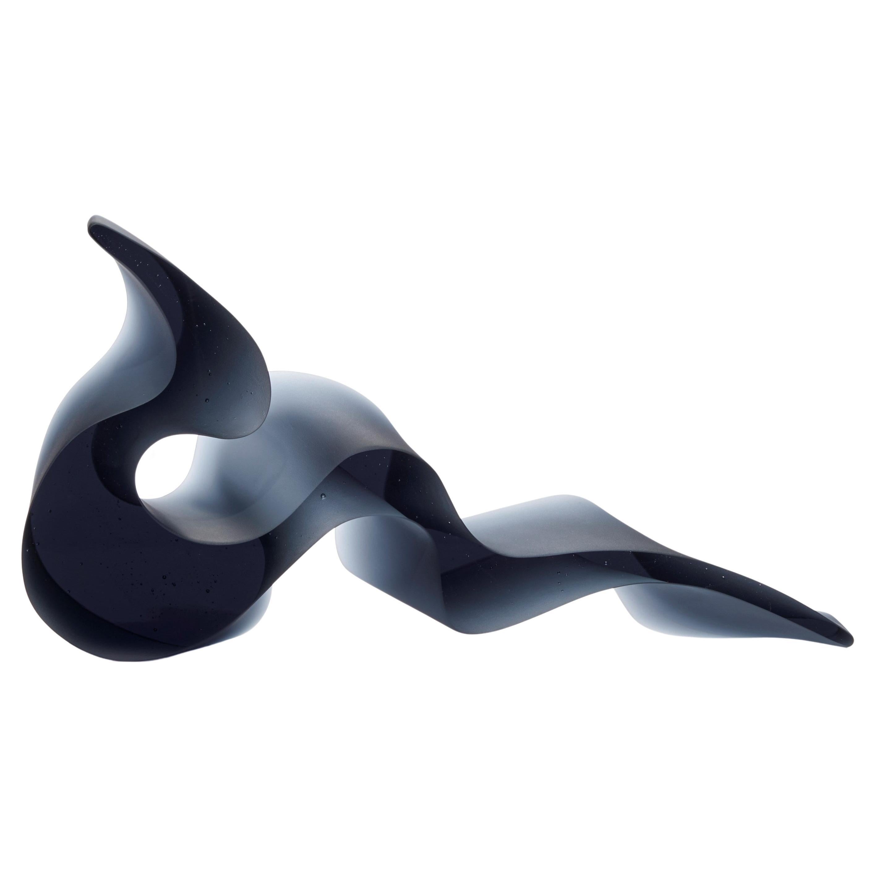  Fluid Gestures Steel Blue, sculpture abstraite en verre coulé fluide de Karin Mørch